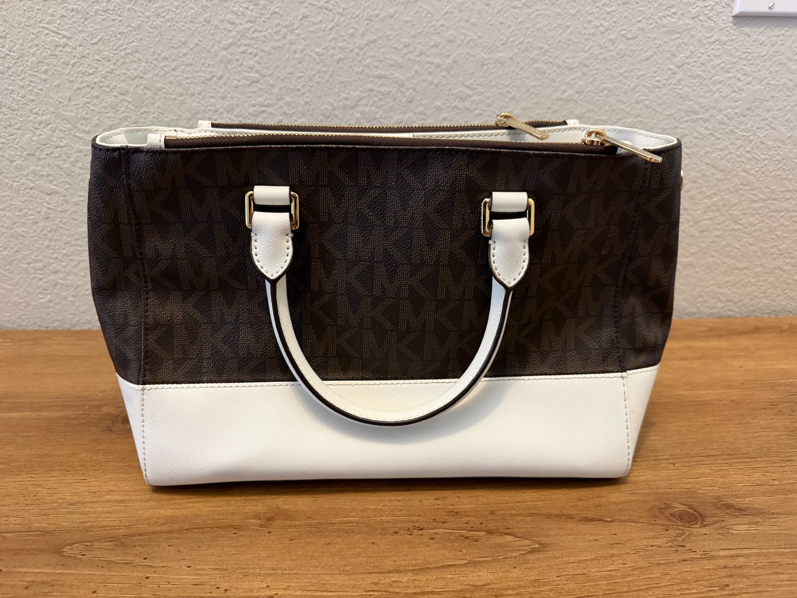 Michael Kors Sutton Medium Saffiano Leather Satchel / Shoulder Bag