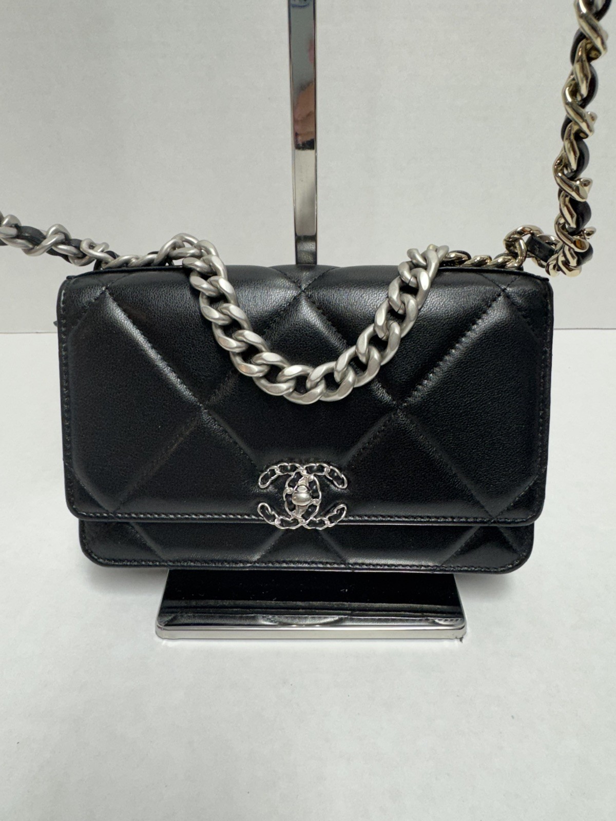 CHANEL 19 Wallet on Chain (silver/gold) Black Quilted Lambskin Crossbody