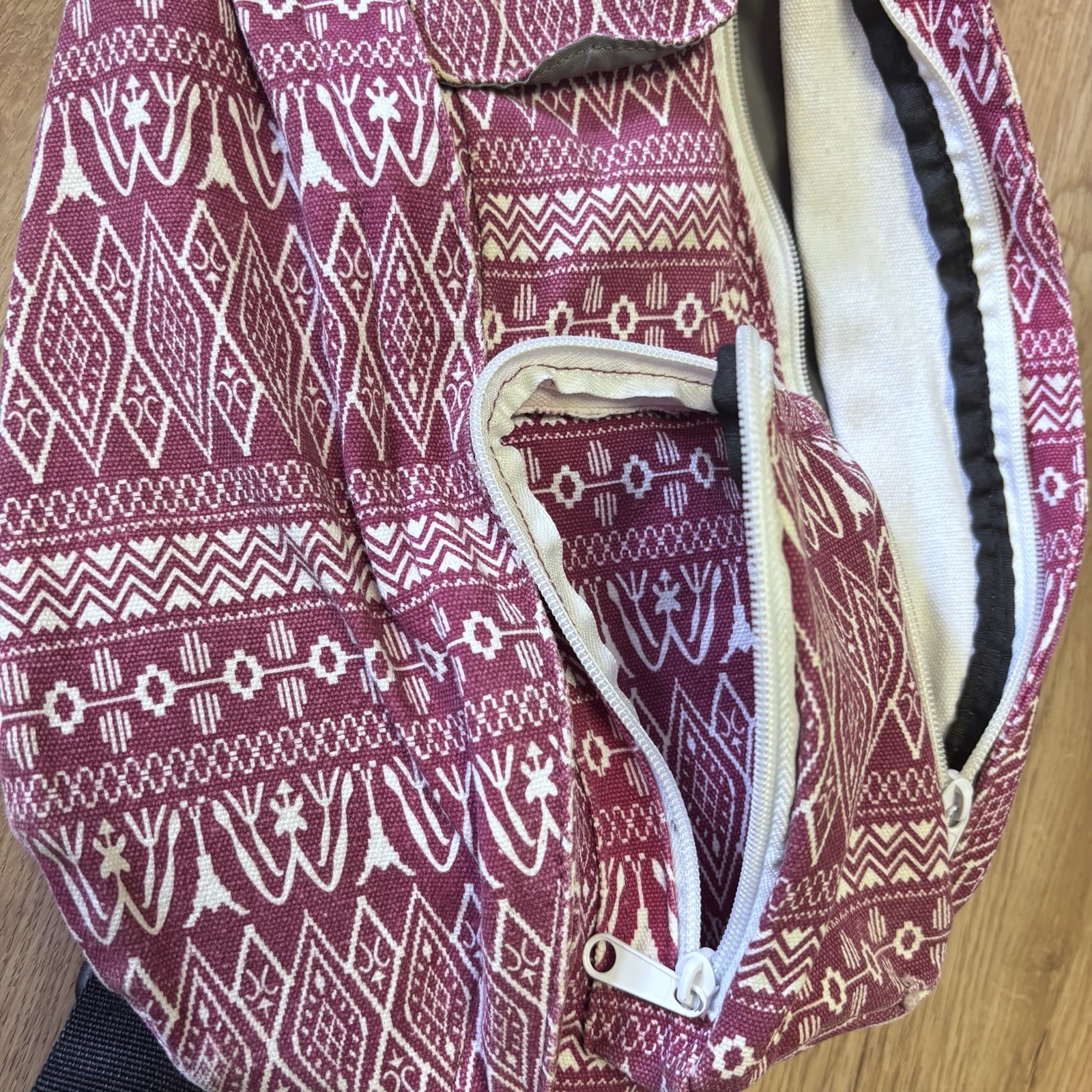 Kavu Slingpack Sling Bag Burgundy White Aztec Ropalooza Rope Bag! Boho