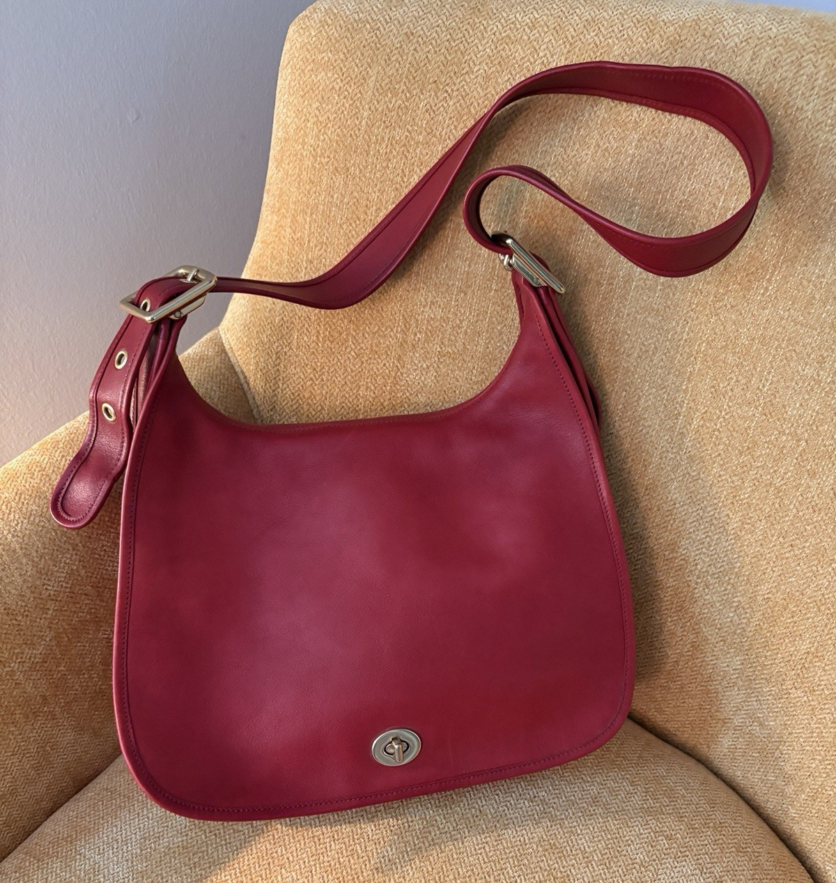 Vintage Coach 9718 Red Glove Tanned Leather Flap Shoulder Bag Turnlock Purse