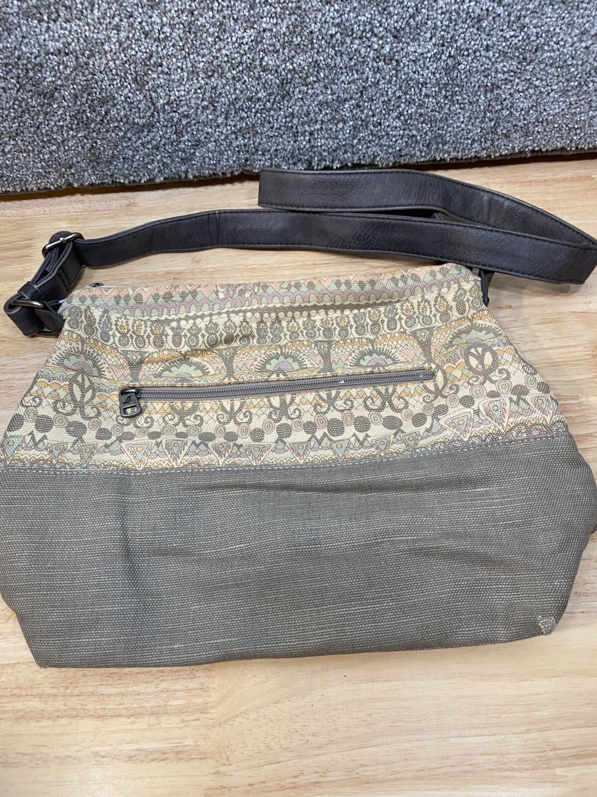 SakRoots Crossbody Shoulder Purse Gray Beige Elephant Zip Pocket Adjustable