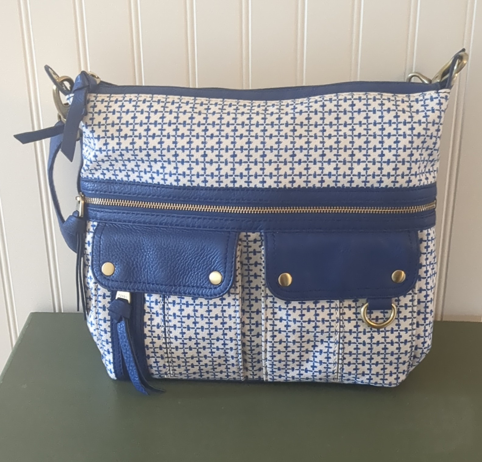 Fossil Blue White Geometric Crossbody Bag Zip Top, Gold Hardware, Pockets