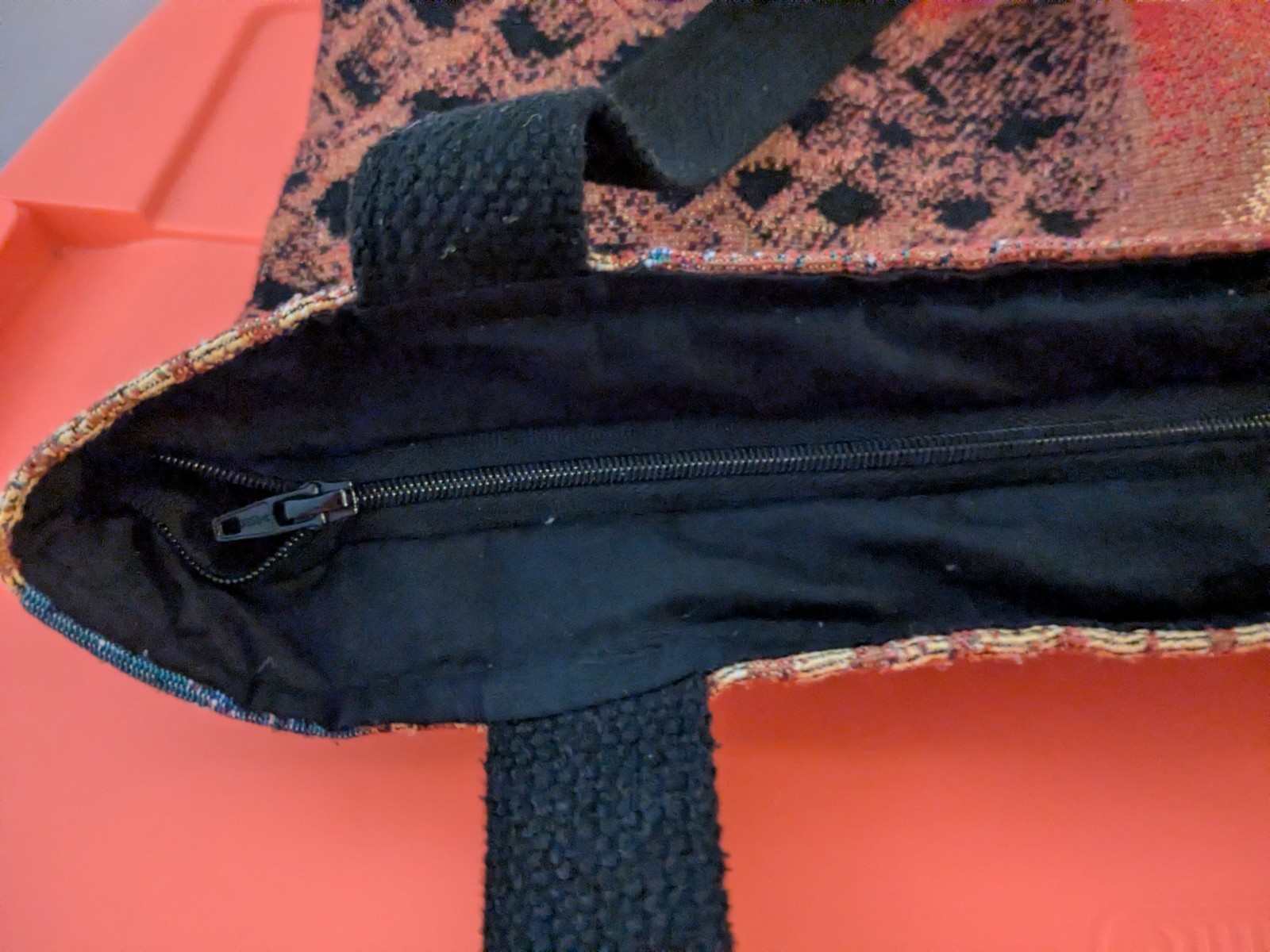 A Women Woven Tapestry Toe Bag