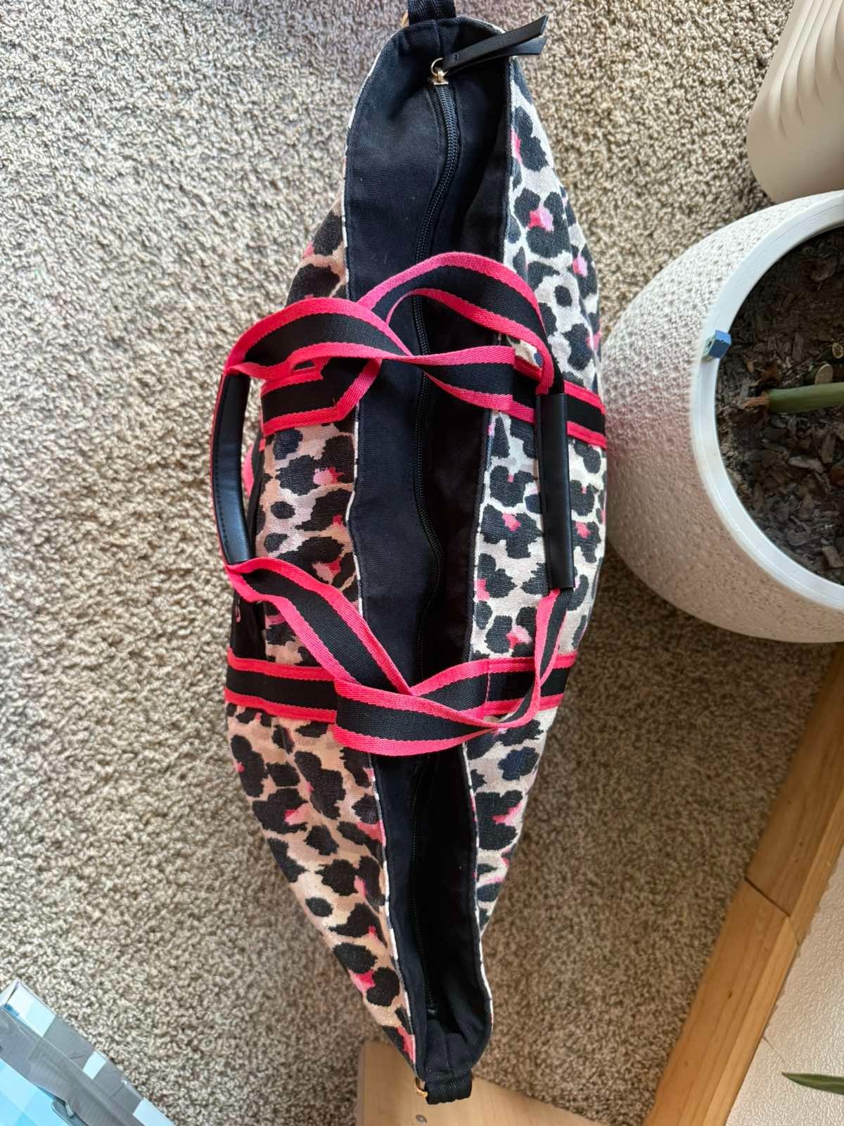 Authentic Victoria’s Secret large tote bag with a beautiful pink leopard/animal