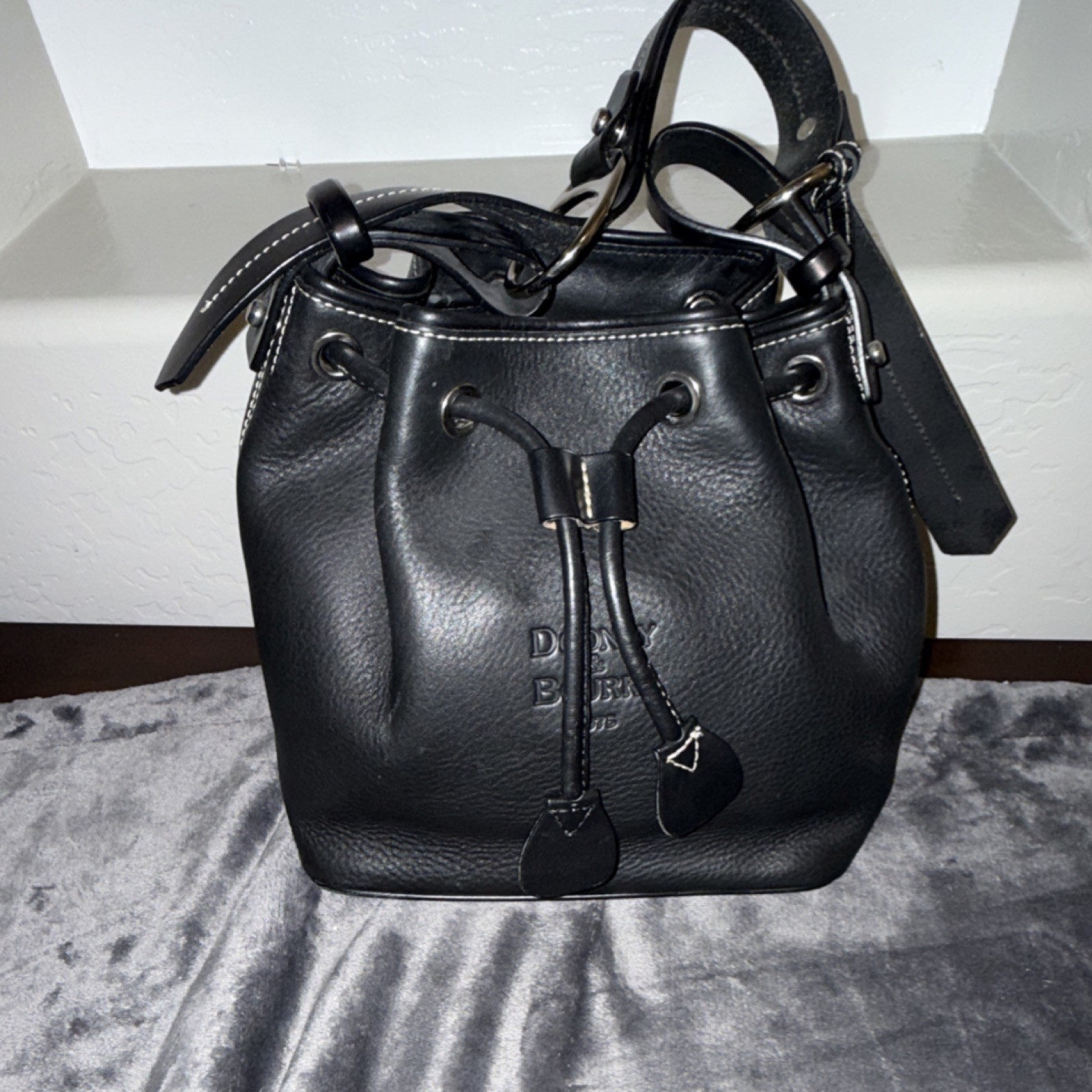 VTG Dooney & Bourke Black Bucket Drawstring Bag Logo Accent Contrast Stitching