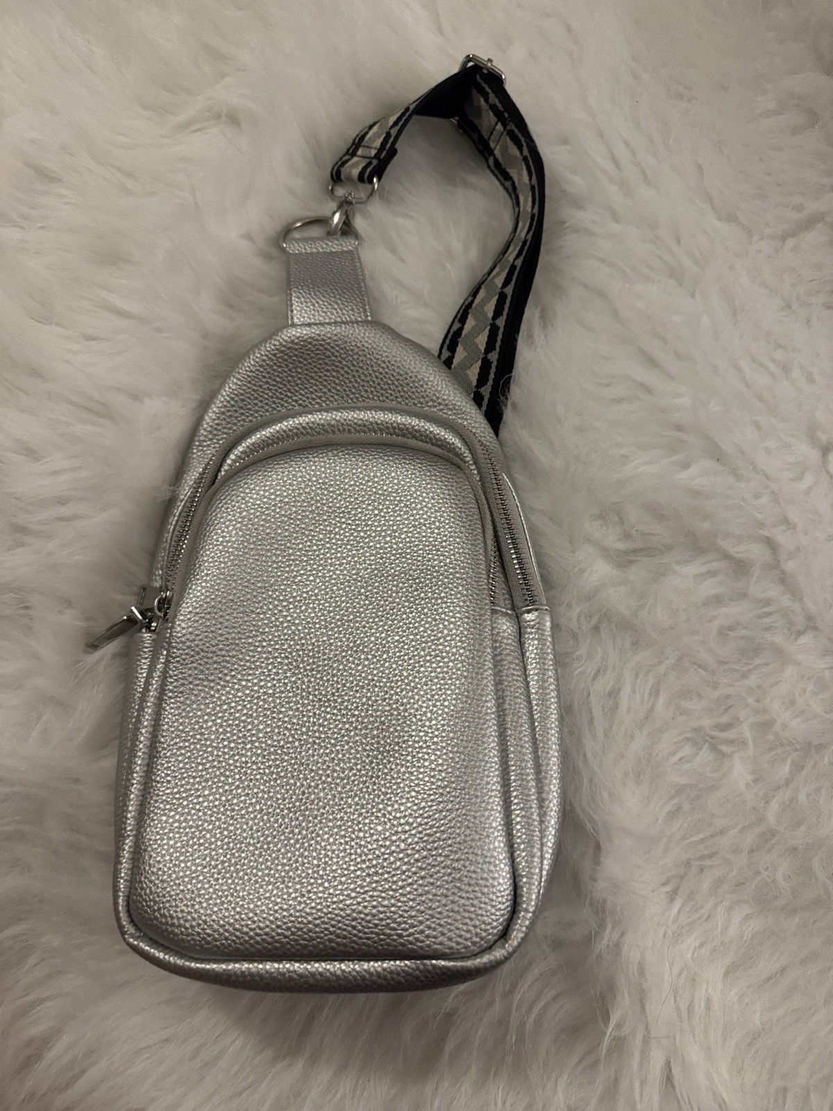 Tah Domeo Silver Metallic Crossbody Sling Bag Chevron Lining Zip Small