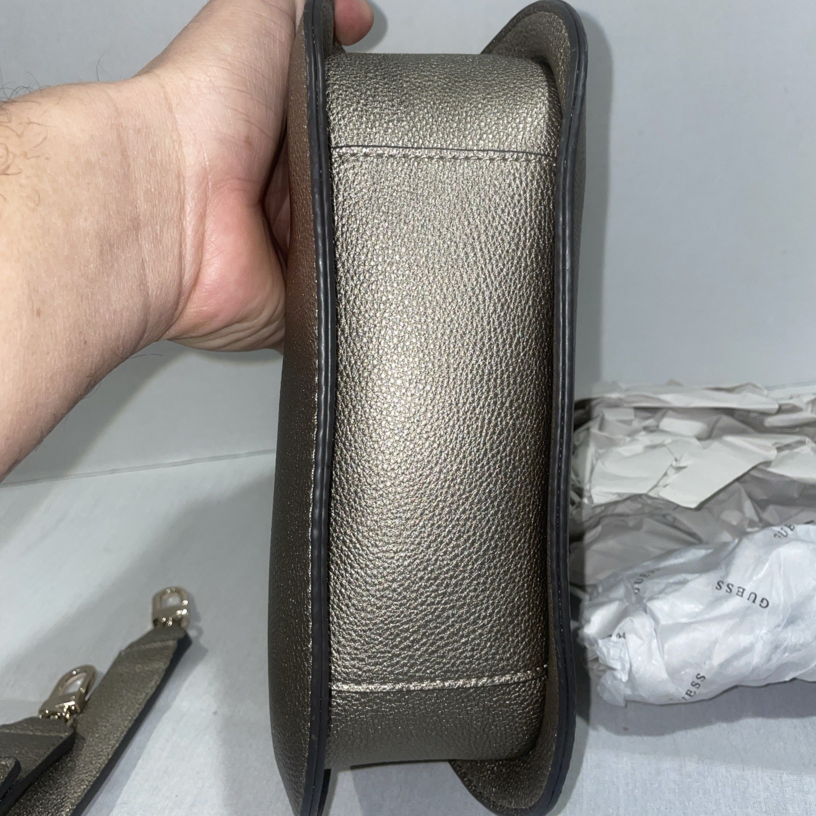 GUESS Meridian Mini Top Zip Shoulder Bag Schultertasche Tasche Pewter goldfarben