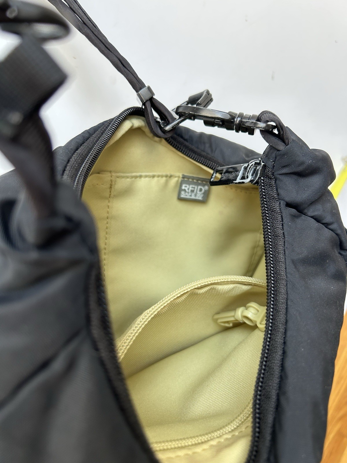 Pacsafe Citysafe 100 GII 20120 RFID Anti-Theft Exomesh Crossbody Bag Black