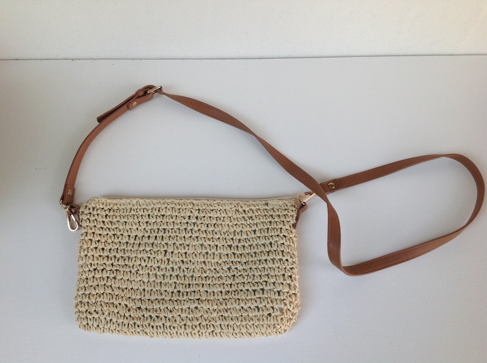 Tropical straw purse/handbag with shoulder strap *missing closing zipper*