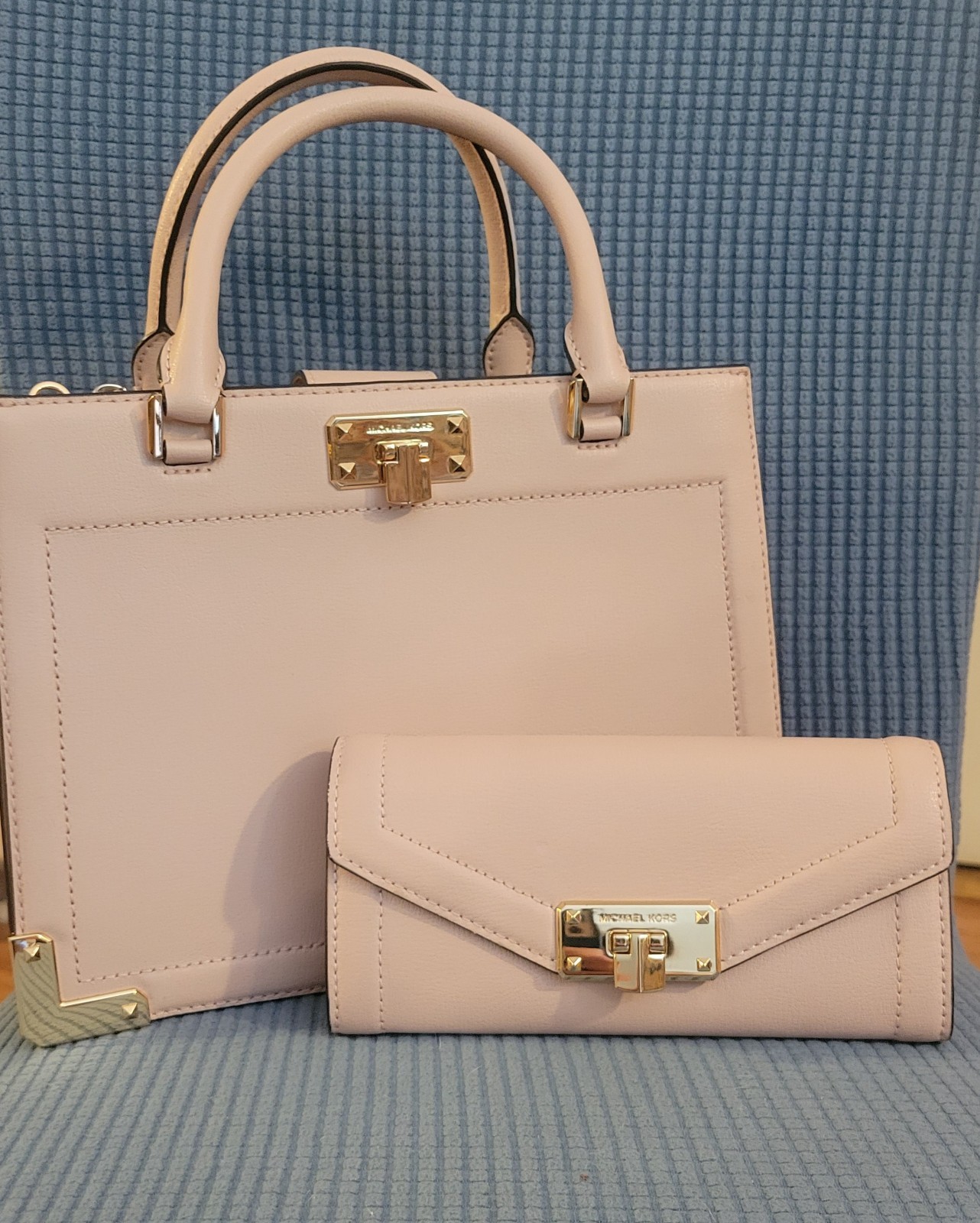 Discontinue!!! BRAND NEW W/ TAGS Michael Kors Kinsley Satchel w/ Matching wallet
