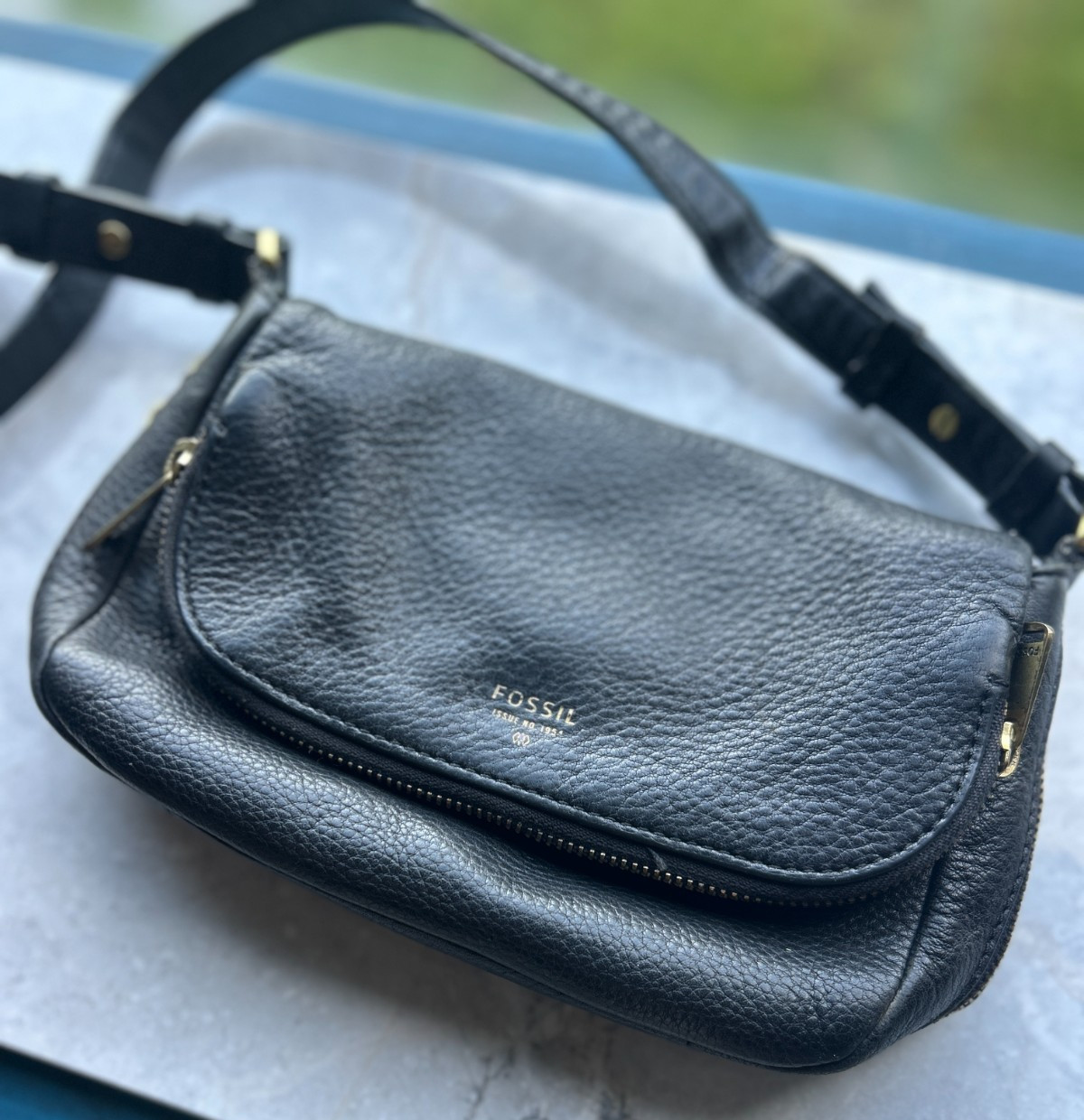 Fossil VTG Black Leather Shoulder Bag Long Strap Crossbody Pockets Expandable