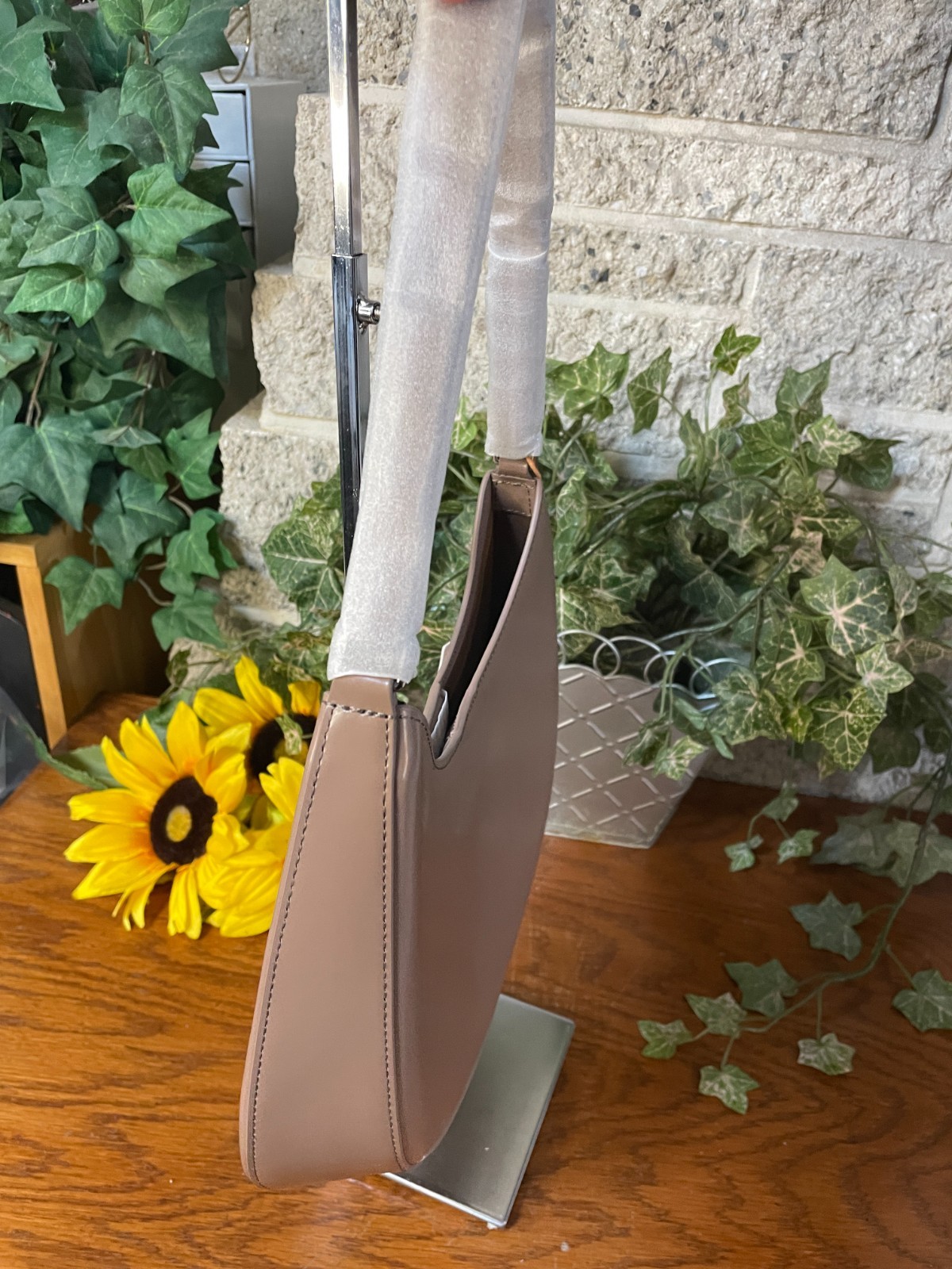 NWT QUINCE ITALIAN ABRASIVATO LEATHER SHOULDER BAG SOLD OUT! TAUPE MSRP $120