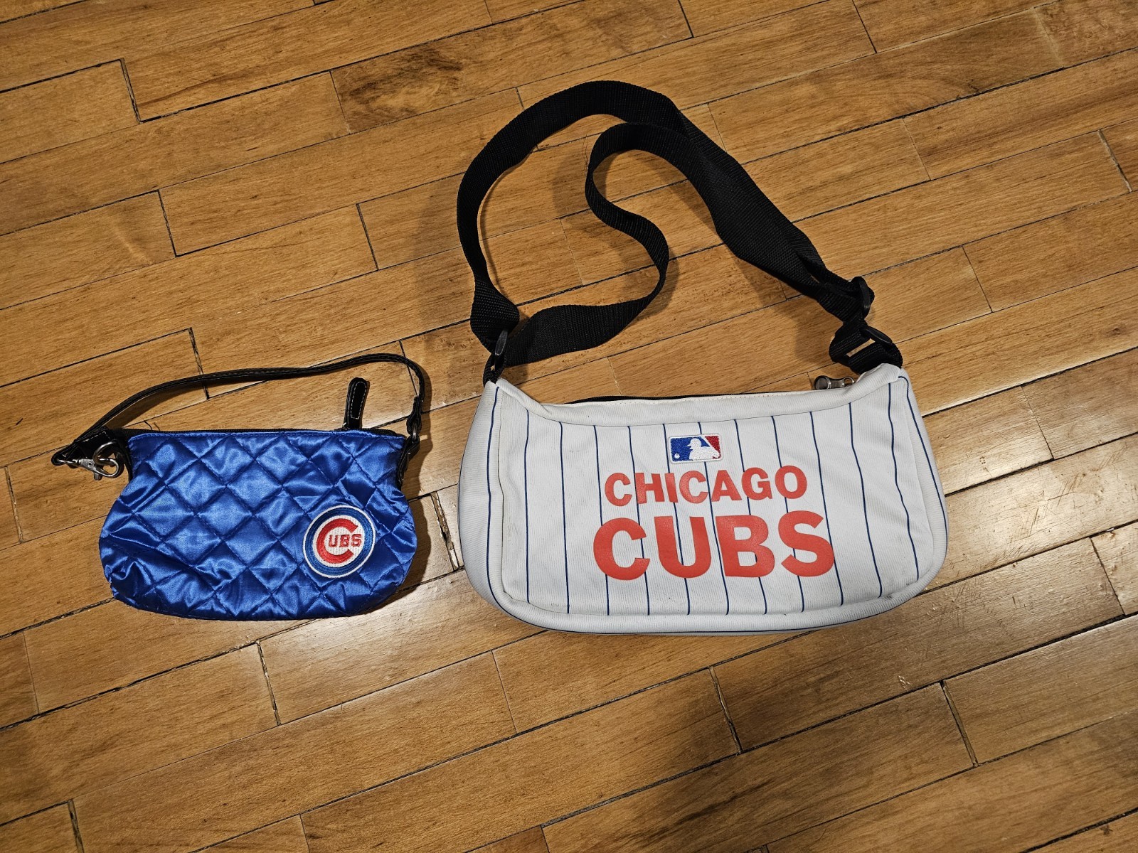 Set Of 2 Authentic Chicago Cubs Baseball Team Hand Bag / Purse. 7″x12″ & 5″x8″