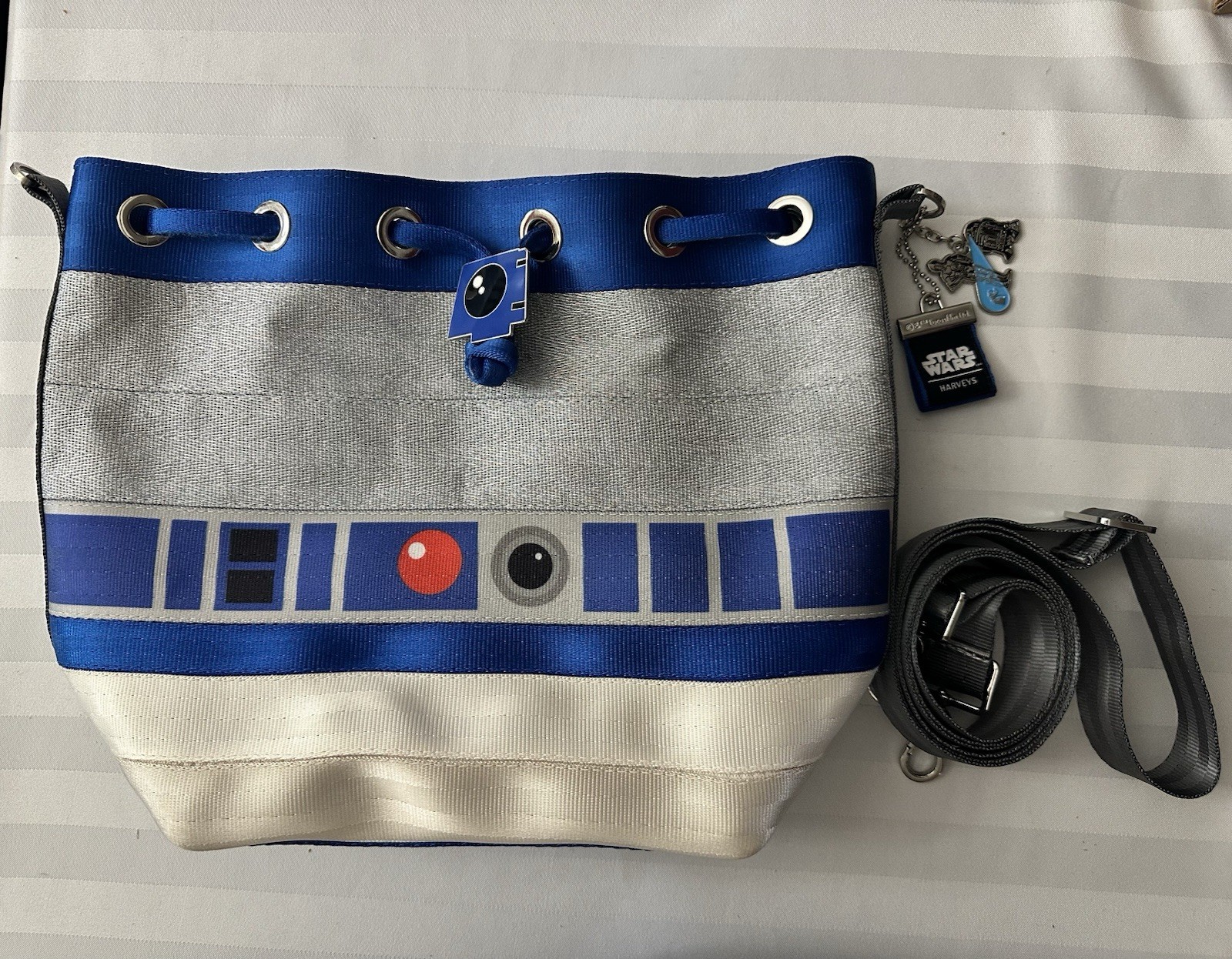 Harveys Seatbelt Disney Star Wars R2-D2 Park Hopper Bag