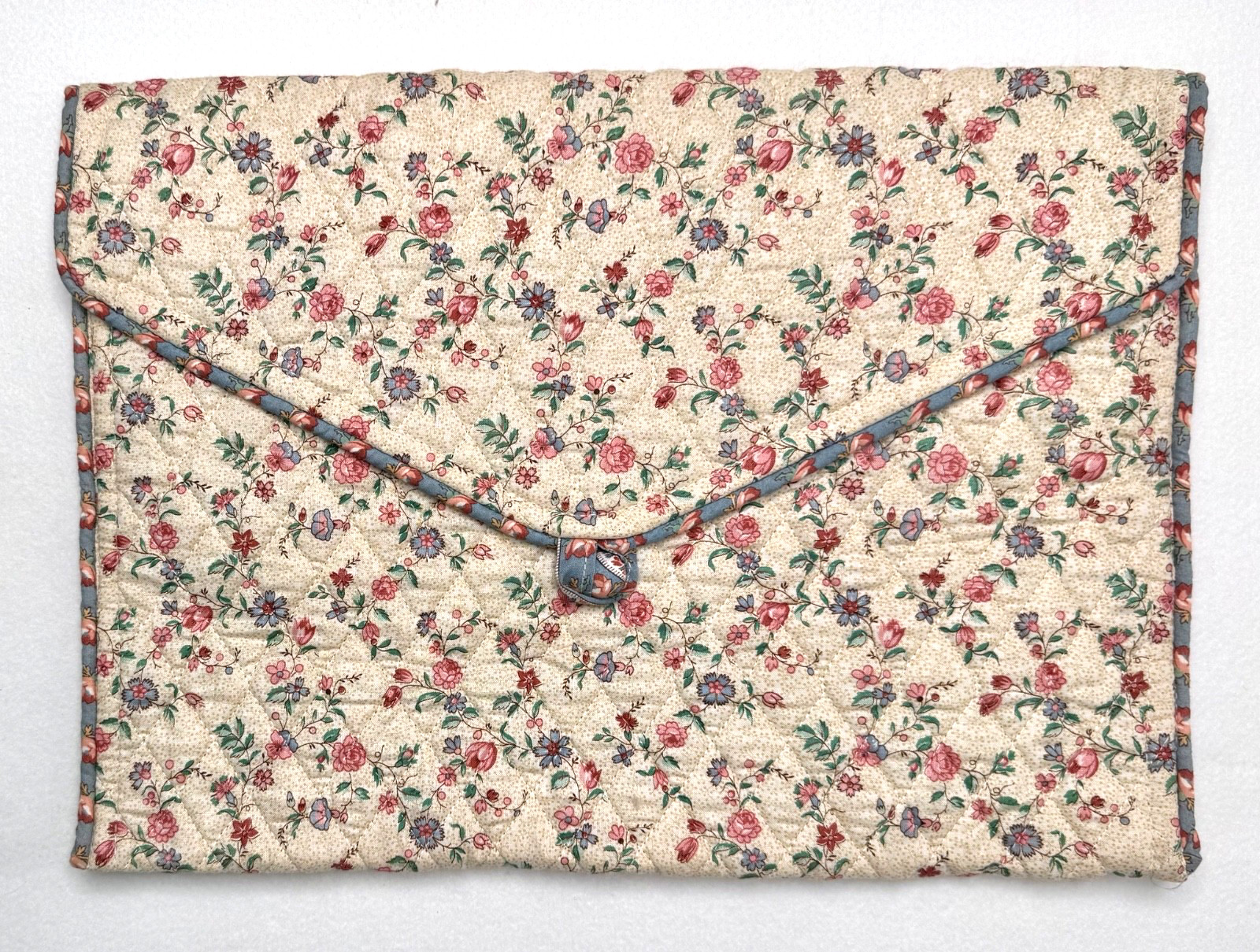 VERA BRADLEY PORTFOLIO envelope Lt tan with pink blue flowers button EXCELLENT