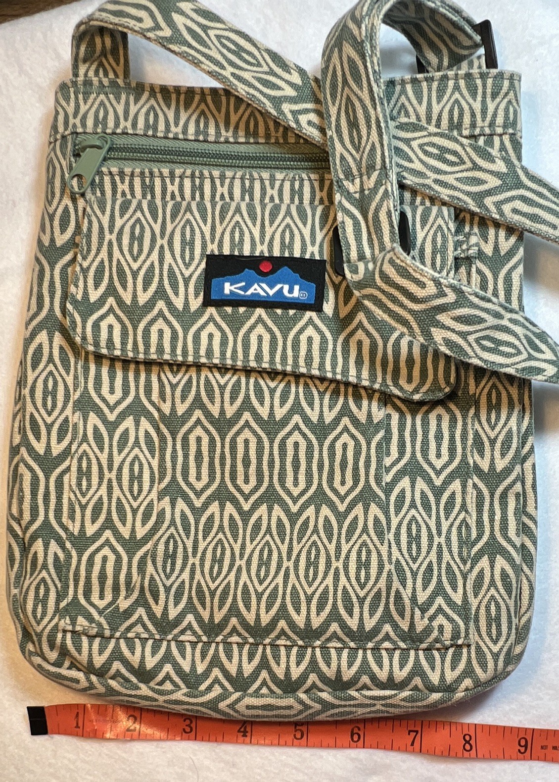 KAVU Geometric Green Beige Crossbody Bag Adjustable Strap Pockets Zip Snap