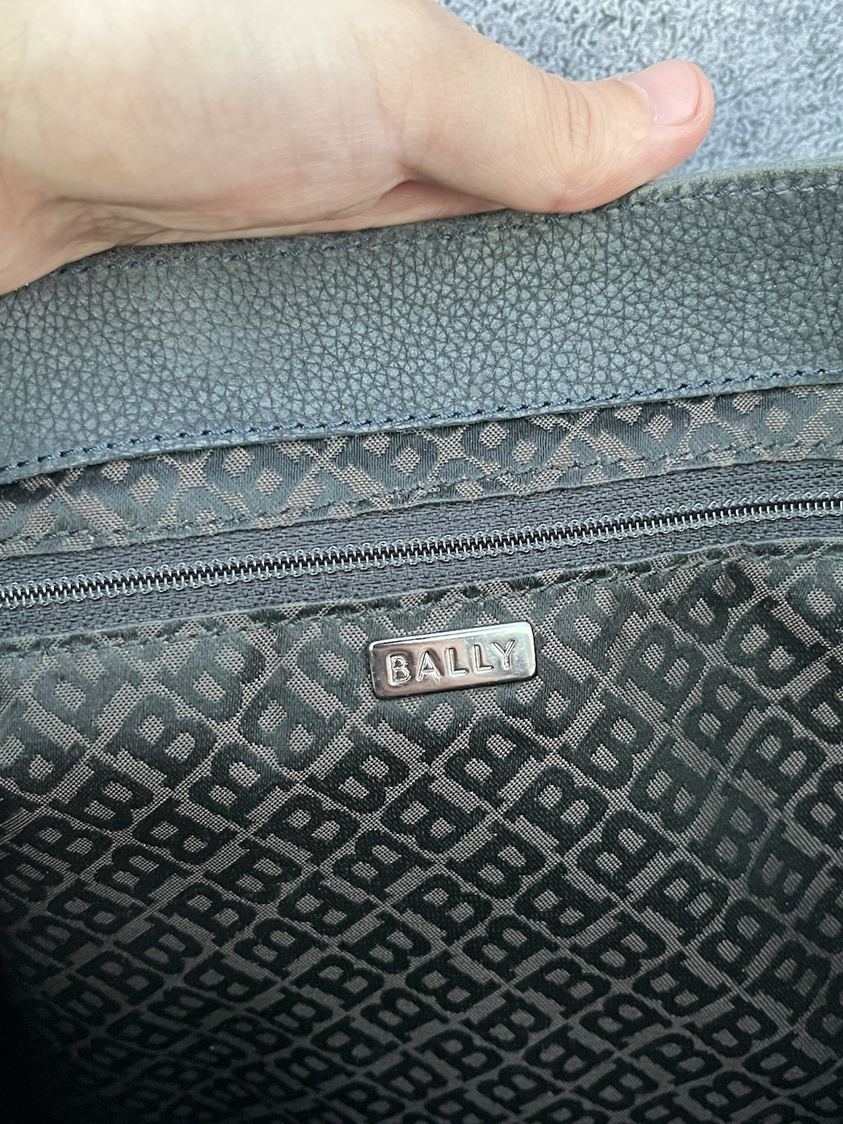 BALLY Vintage Leather Tote Bag with a monogram inside and two handles 6216 99
