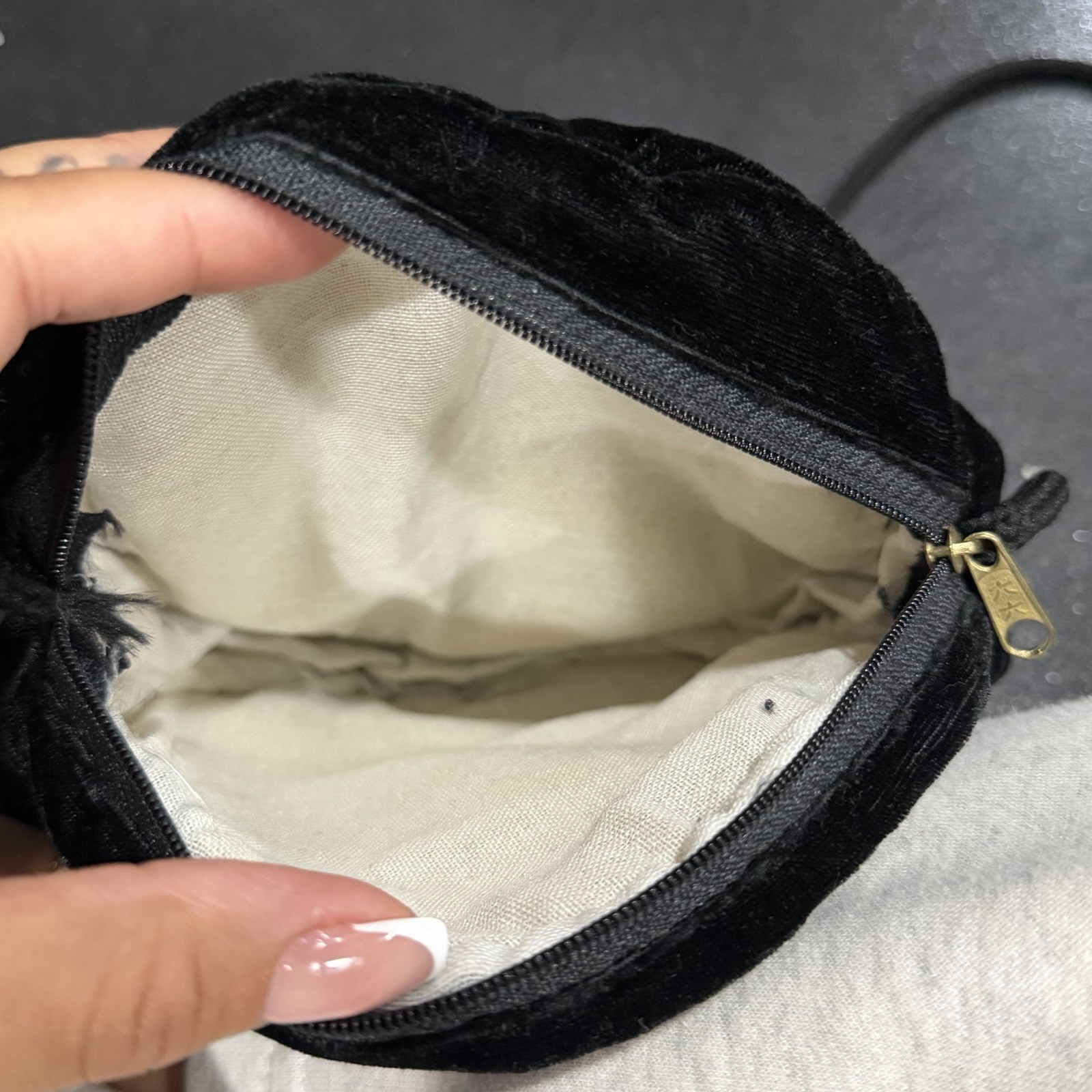 Round Black Fabric Floral Embroidered Makeup Bag Pouch w/ Zipper Closure