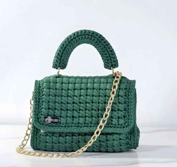 Elegant Emerald Green Crochet Bag with Gold Chain – Size 26x18x10 cm