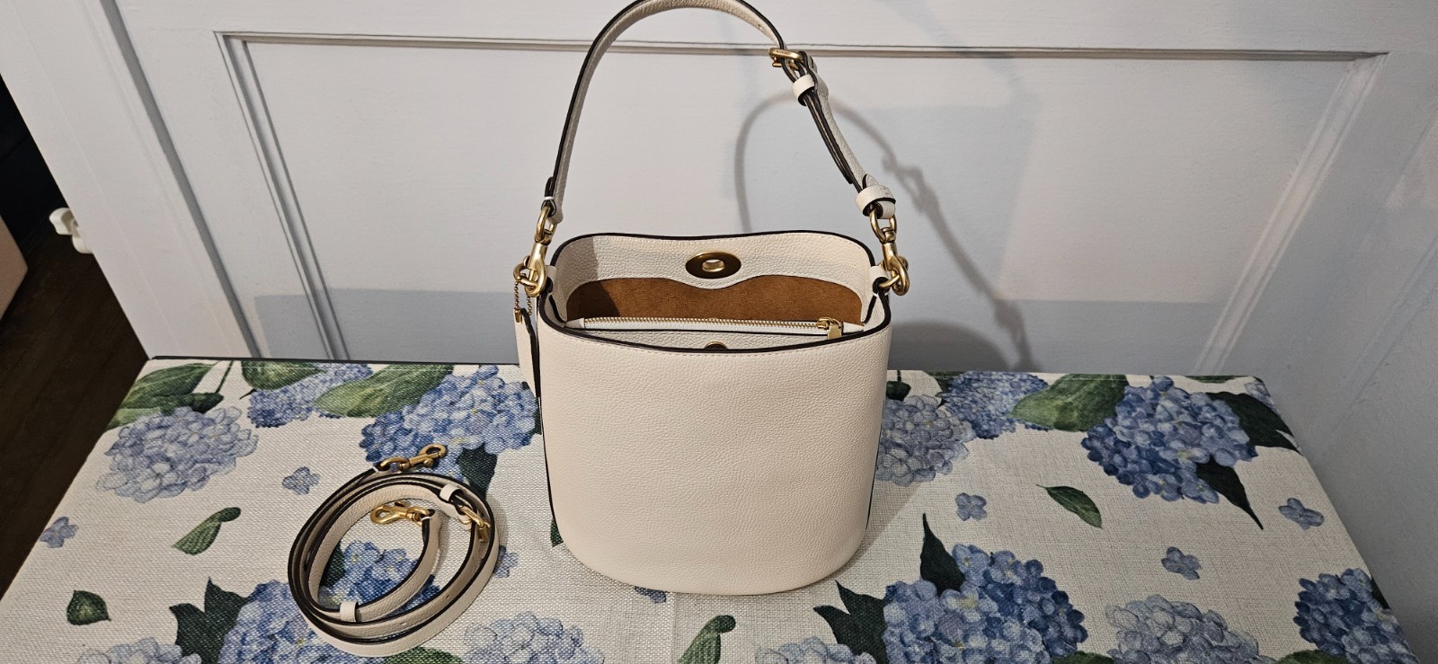 Coach Willow Bucket Bag 19 in Chalk