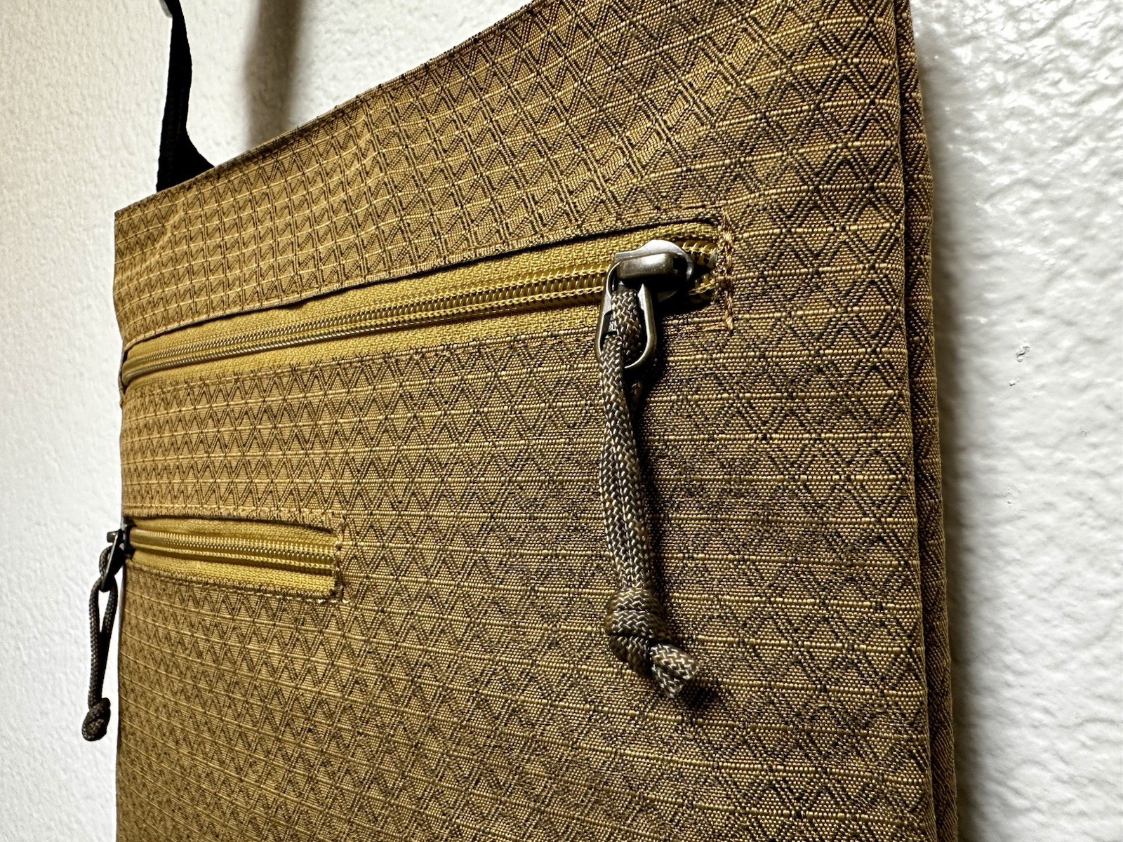 RARE Dakine Jo Jo Crossbody Messenger Bag Light Brown w/ Nature Print Lining