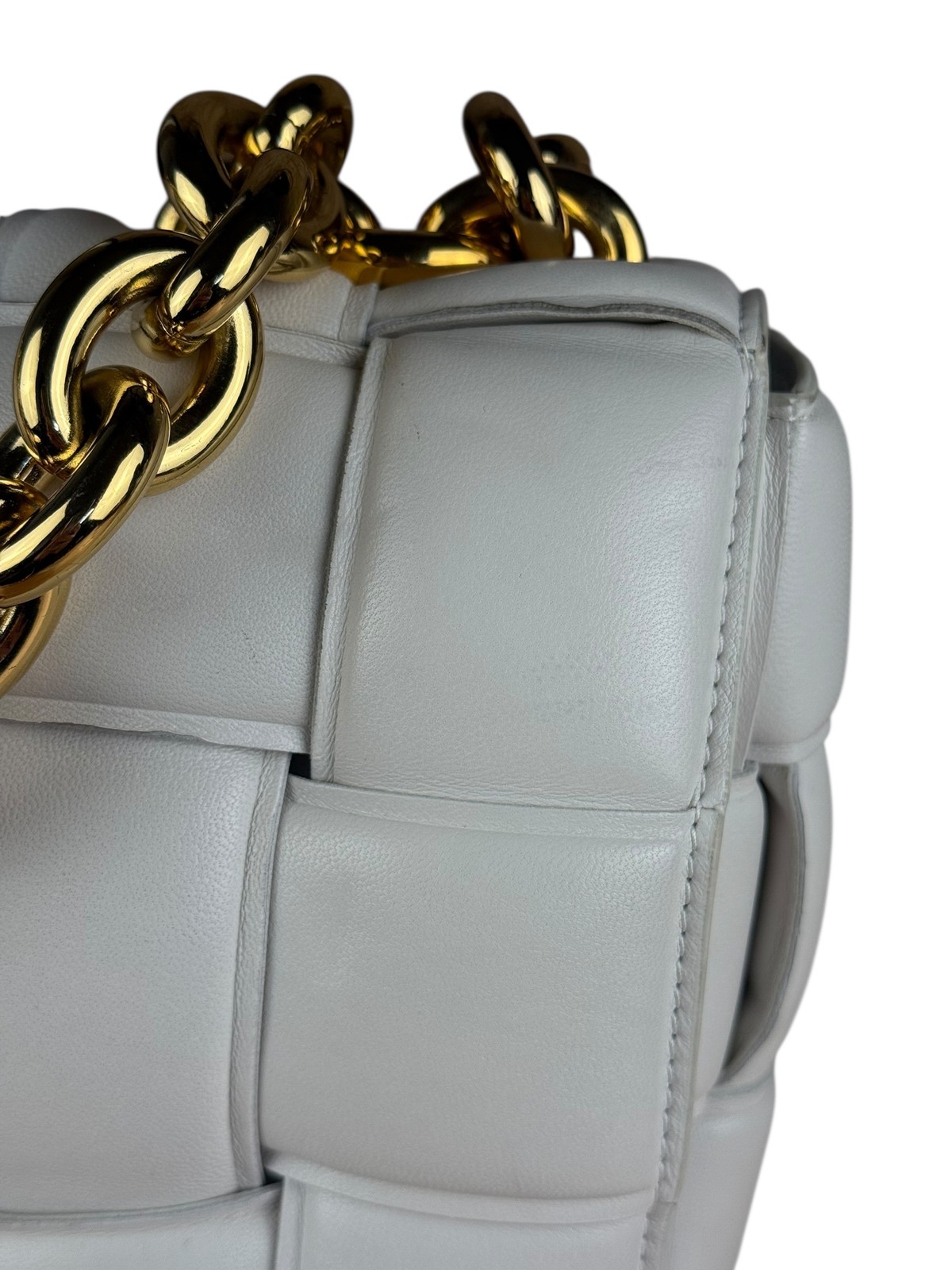 Size OS – Bottega Veneta White Leather Padded Cassette Chain Bag – Pre-Owned