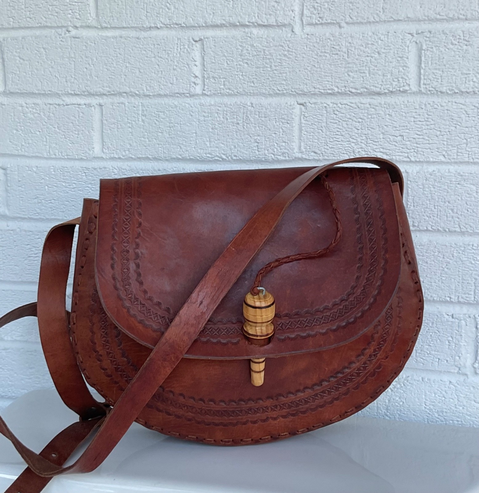 Vintage Hand Tooled Brown Leather Oval Crossbody Shoulder Bag Wood Toggle Boho