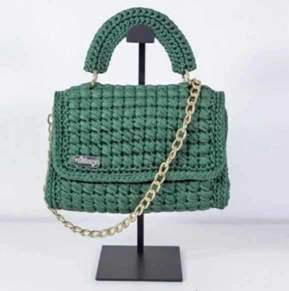 Elegant Emerald Green Crochet Bag with Gold Chain – Size 26x18x10 cm