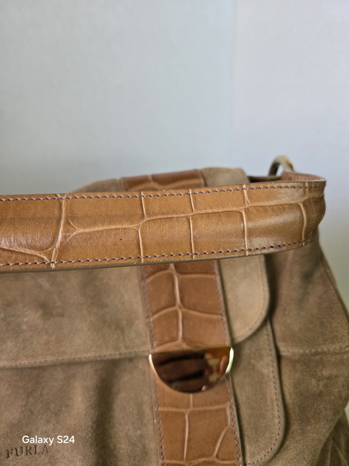 Vintage AUTHENTIC FURLA Tan/ Beige Suede And Crocodile Embossed Leather Hobo/…