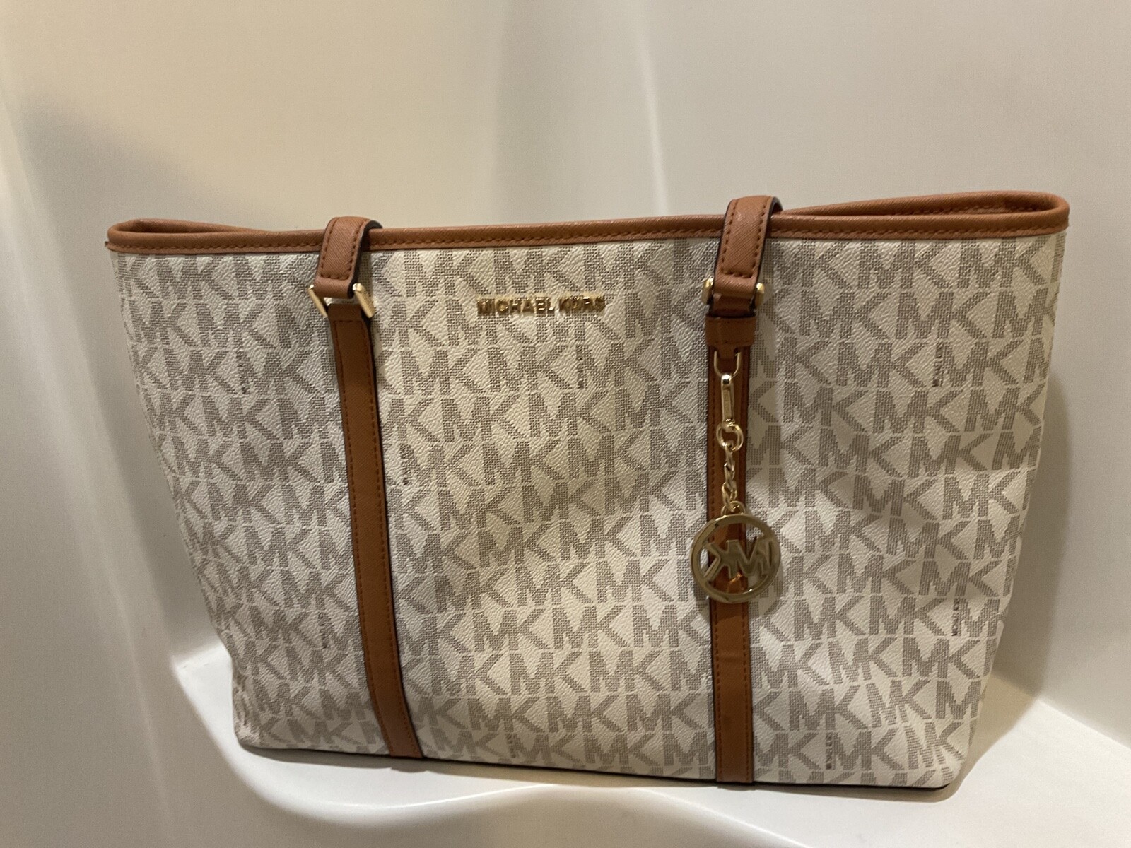 TWO MICHAEL KORS HANDBAGS. See all pictures and descriptions