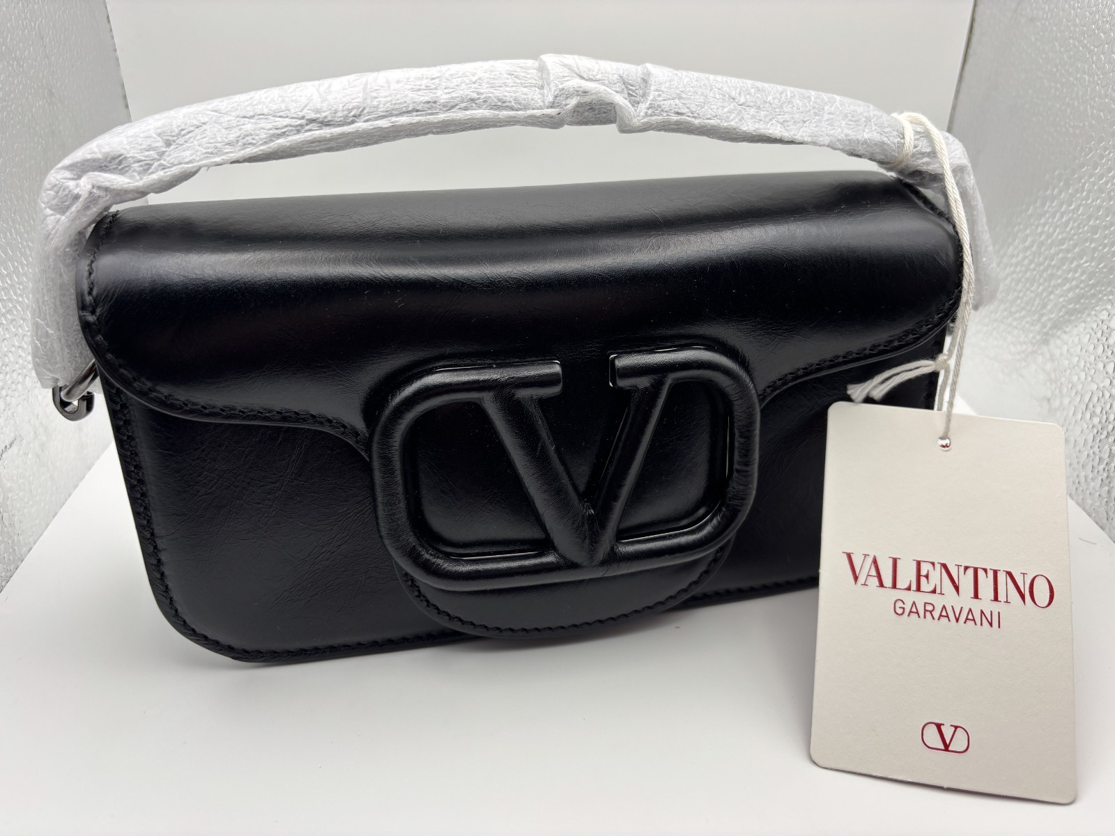 NWT Valentino Garavani Small Locò VLogo Calfskin Leather Shoulder Bag Black