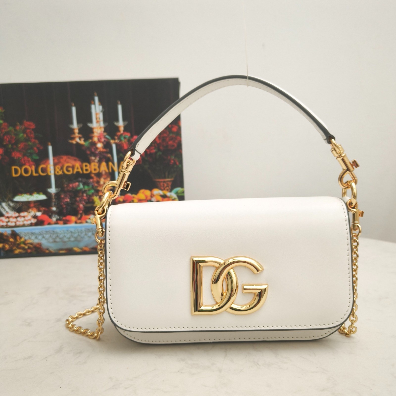 𝑫𝒐𝒍𝒄𝒆 & 𝑮𝒂𝒃𝒃𝒂𝒏𝒂 DG Leather Top Handle Chain Bag