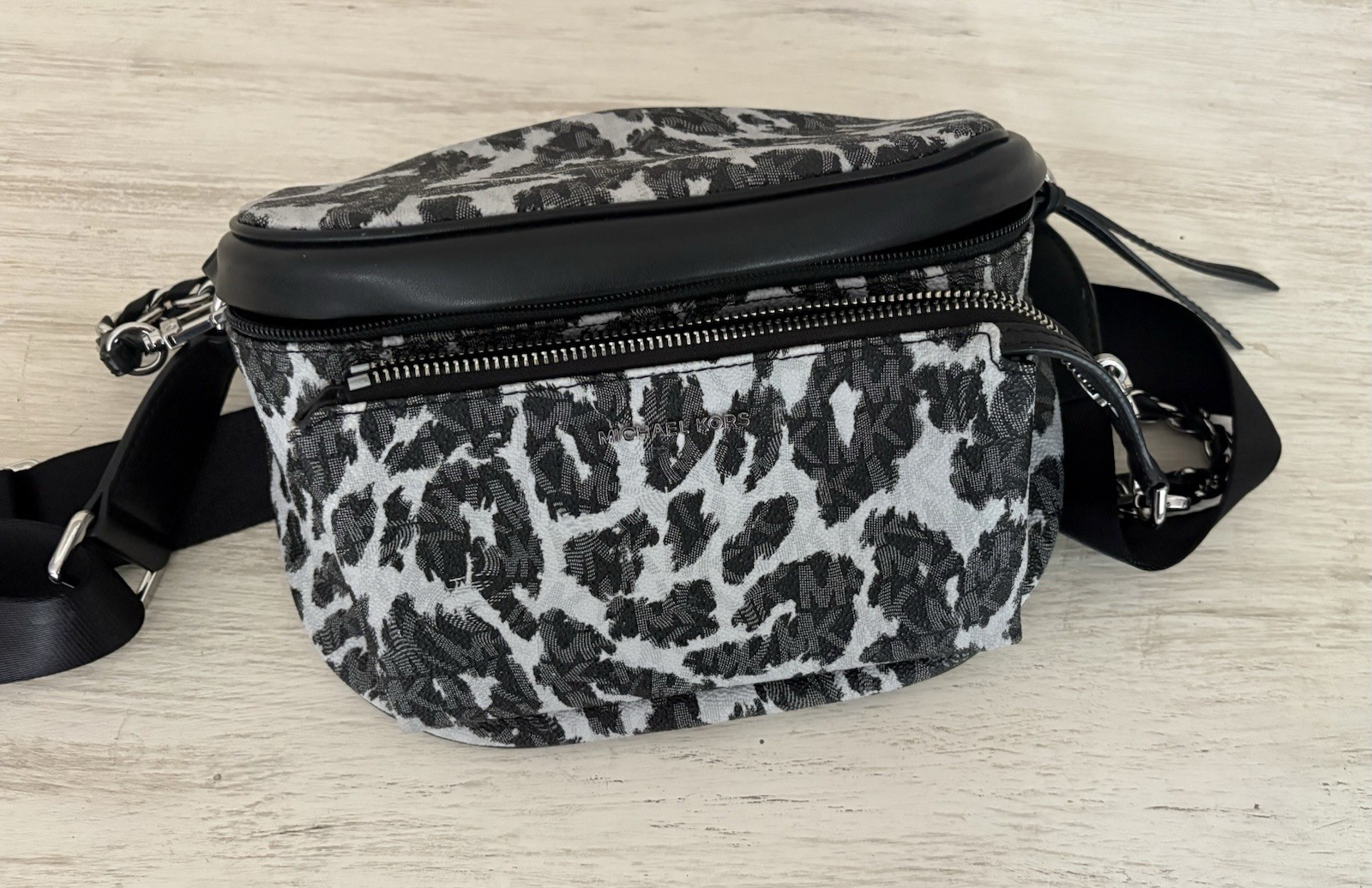 Authentic Michael Kors Slater Medium Sling Pack Messenger / Crossbody Bag