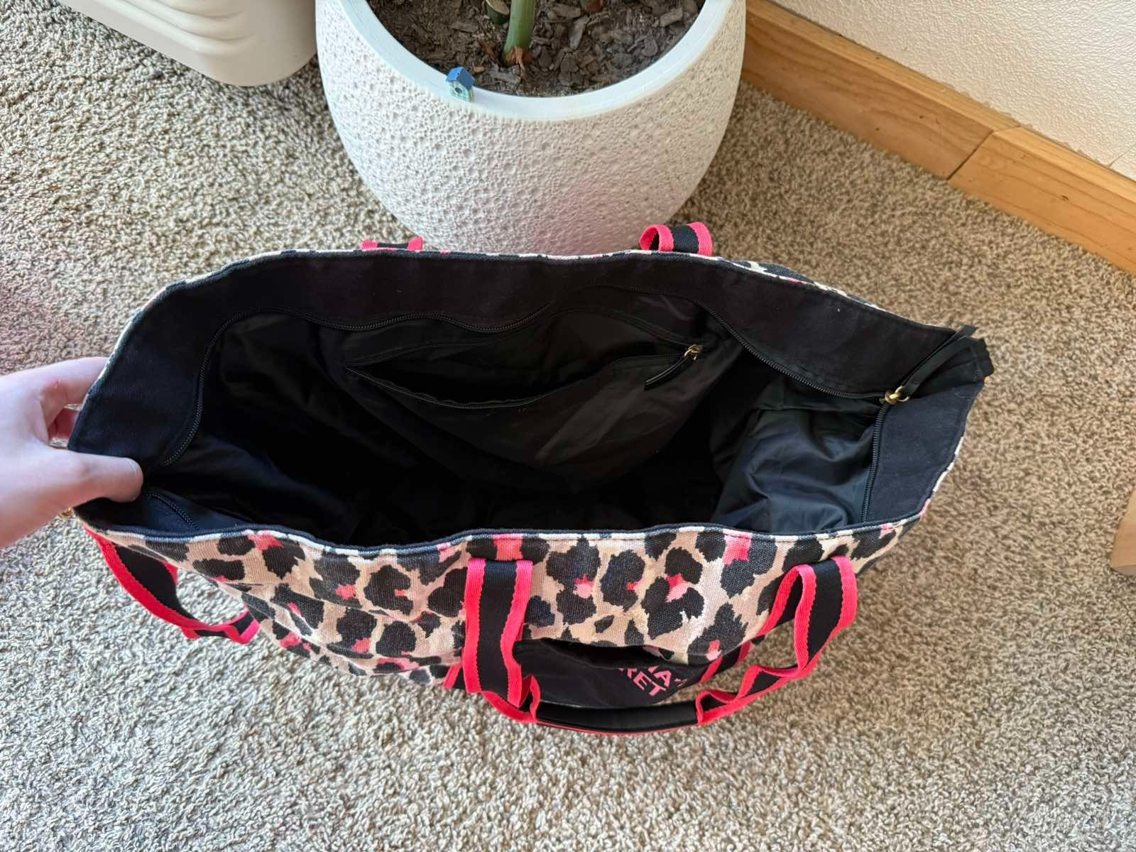 Authentic Victoria’s Secret large tote bag with a beautiful pink leopard/animal