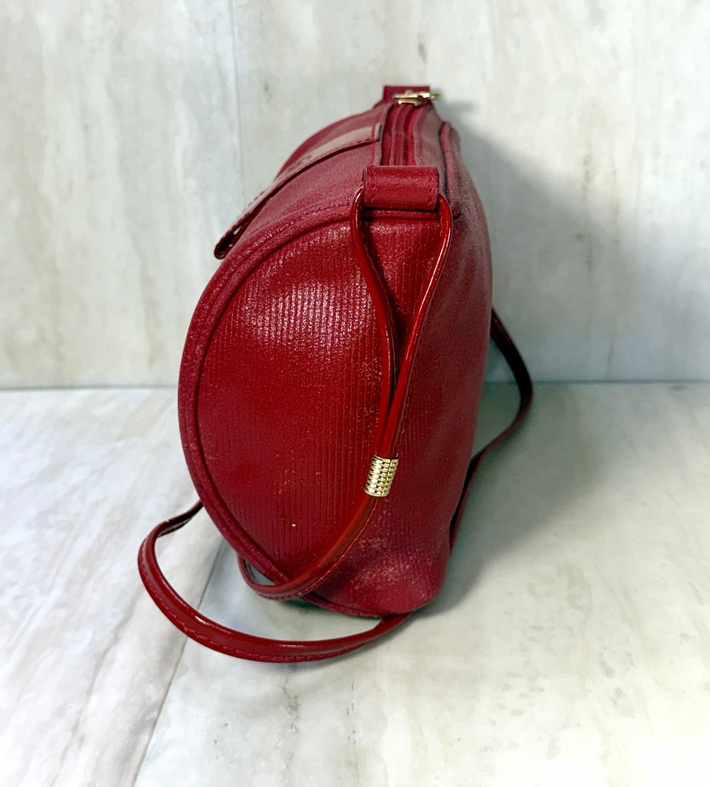 Auth Vintage Fendi SAS Roma Red Textured Leather Barrel Bag Crossbody Logo Italy