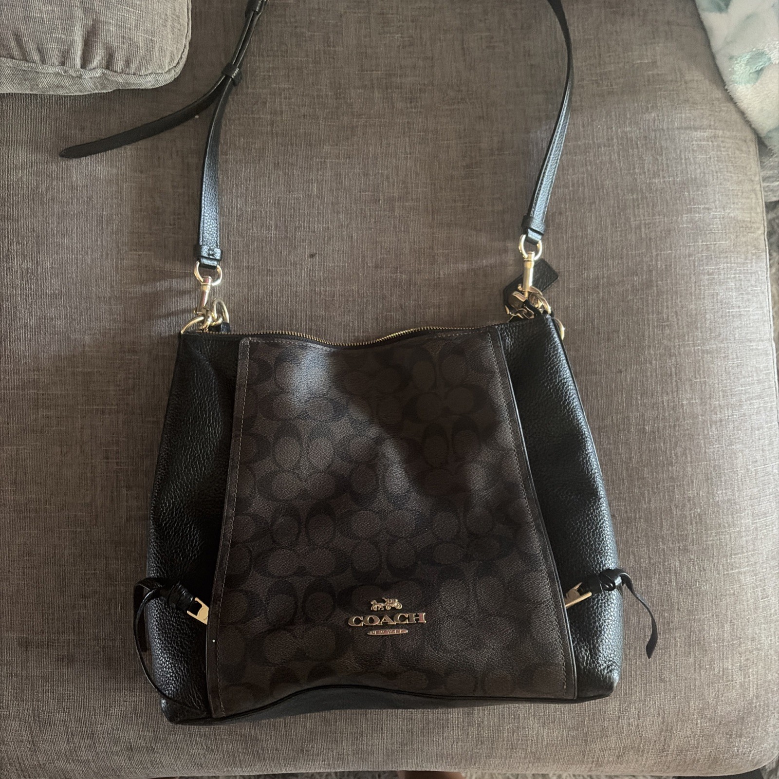 Coach Signature Brown/Black Shoulder Bag Turnlock Zip Gold Hardware Lined
