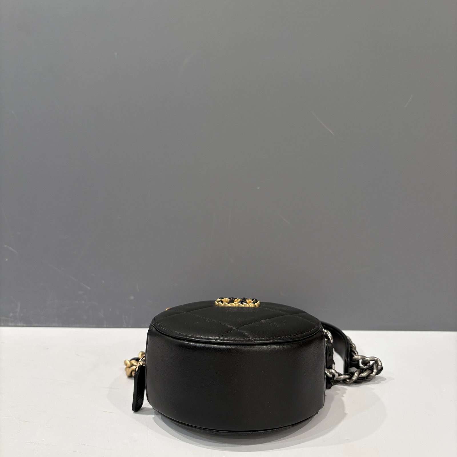 Chanel 19 Round Clutch With Chain Black Lambskin (kc033026a4)