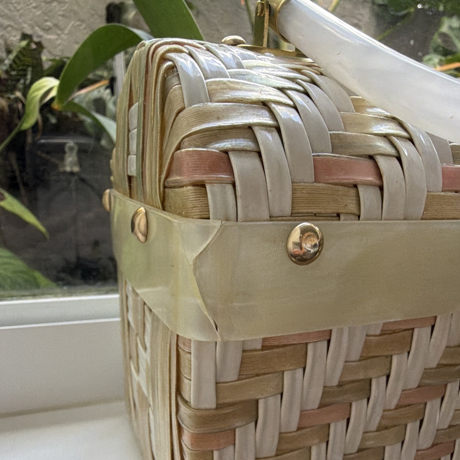 Vintage Woven Rectangle Box Top Purse Lucite Handle Bag Latch Closure