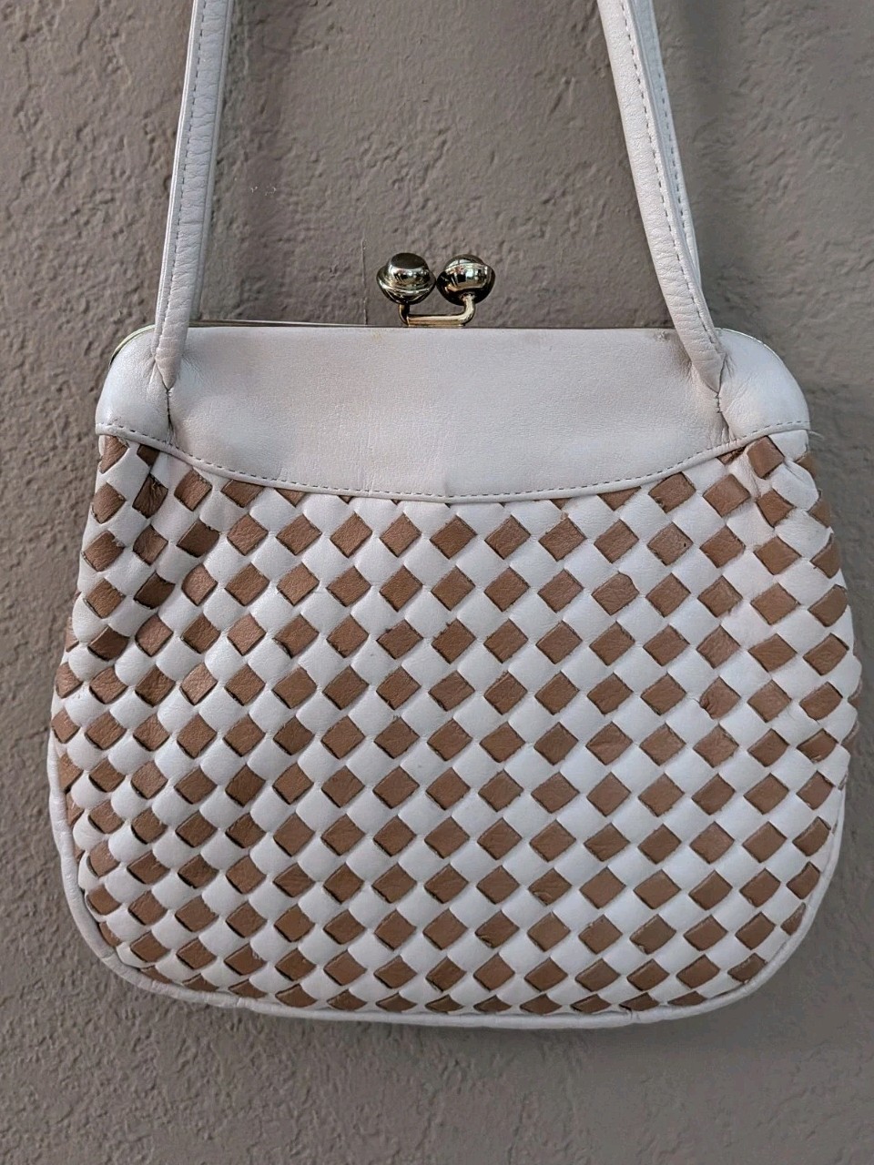 CLASSY, SOPHISTICATED LEATHER, CARRIAGE COAST PURSE W KISS CLOSURE WOVEN DESIGN