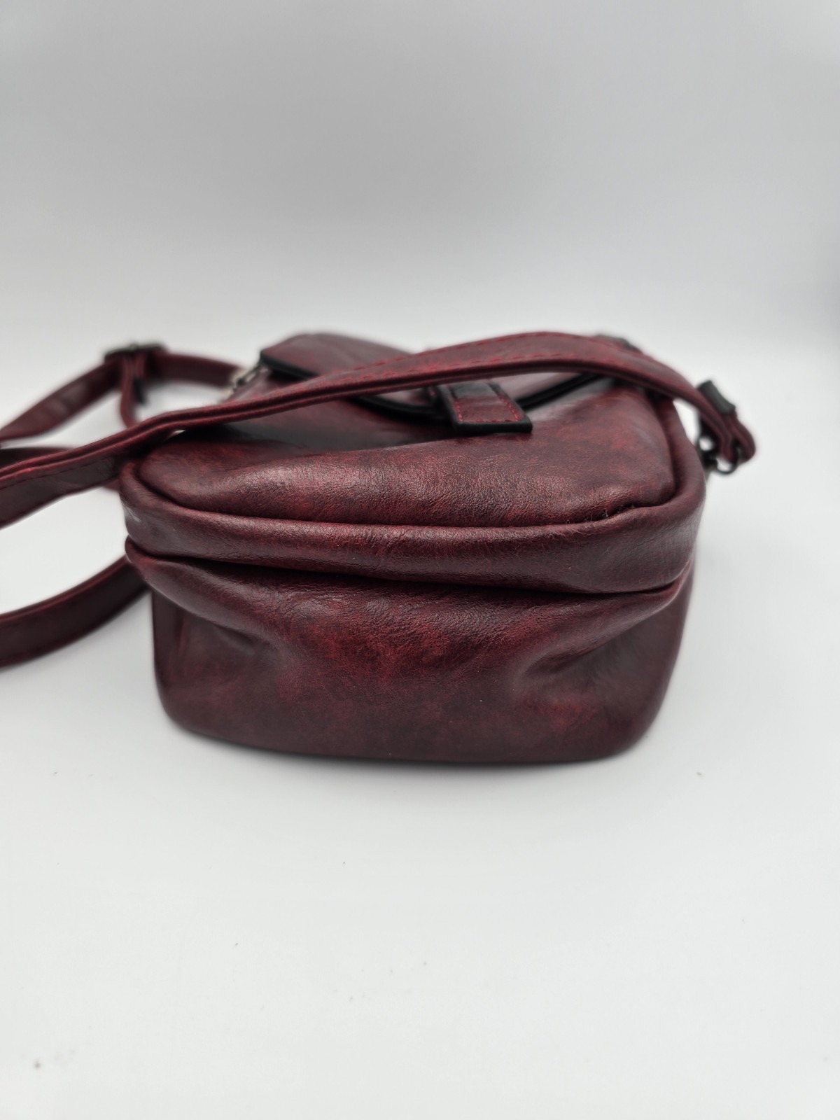 Un- Branded Small Crossbody Cell Phone Purse In Burgandy.