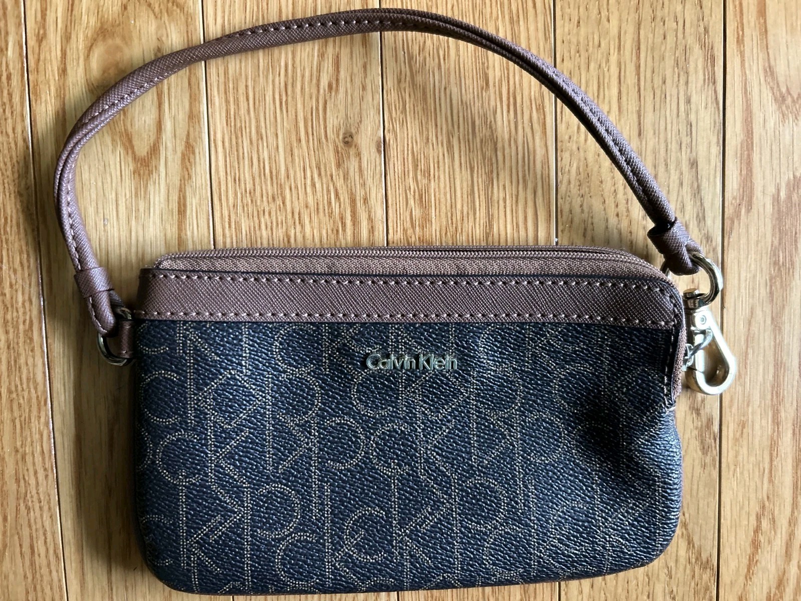 CALVIN KLEIN leather wristlet, 7” X 4”, acetate lining. LN! RN 54163. EC!