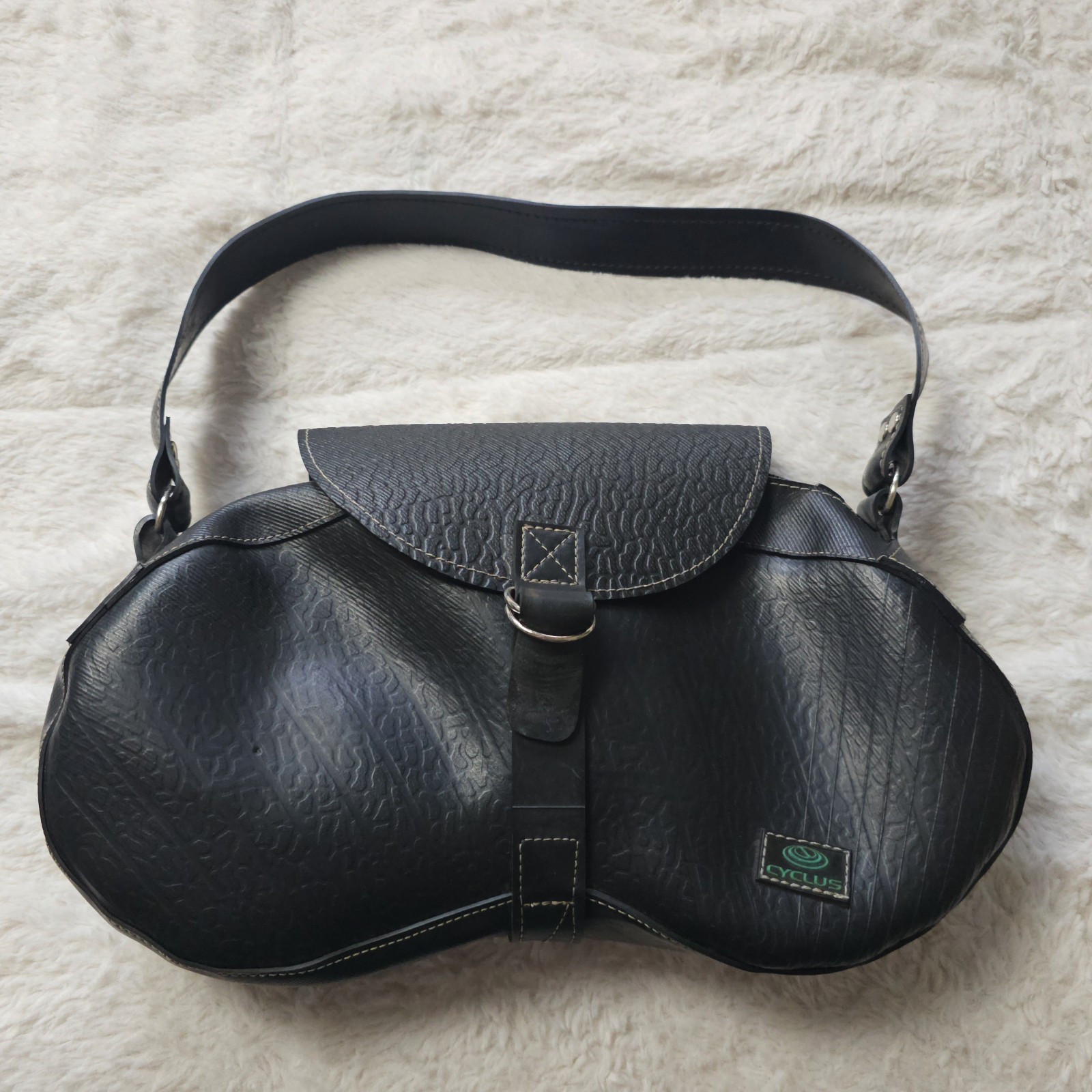 Cyclus Black Recycled Tire Rubber Purse Weatherproof Colombia Handbag
