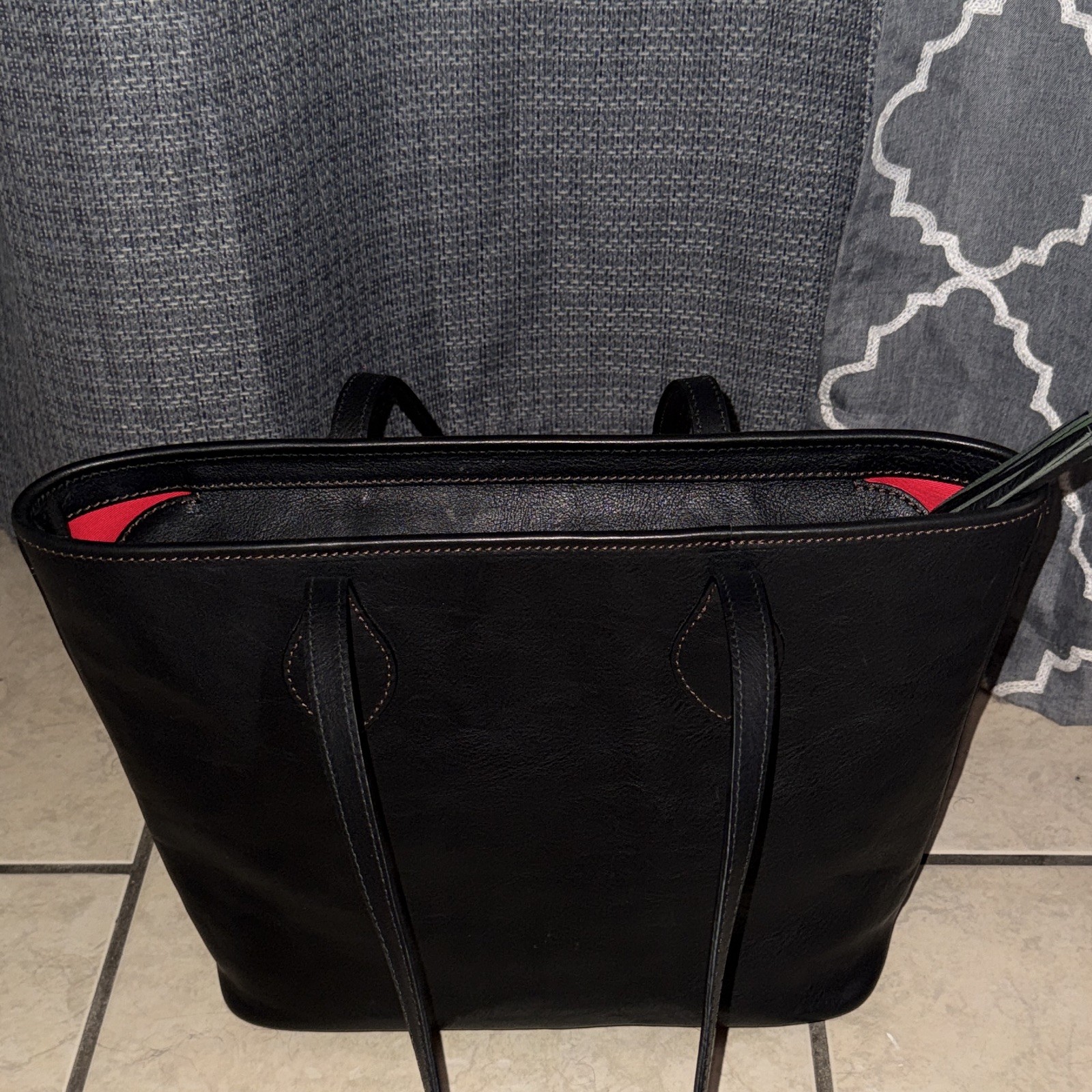 Women’s Black Tote Bag Red Lining Zip Closure Gold Hardware Inner Pockets