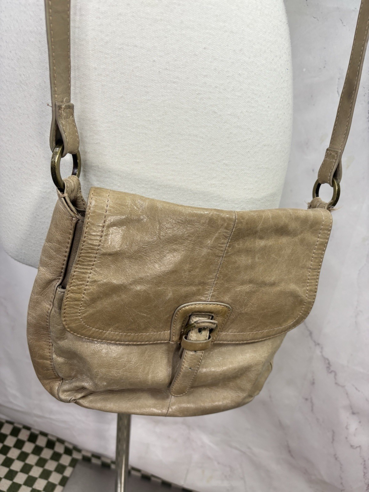 Hobo International Soft Shiny Taupe Leather Crossbody Purse Bag BOHO Retro flaw*