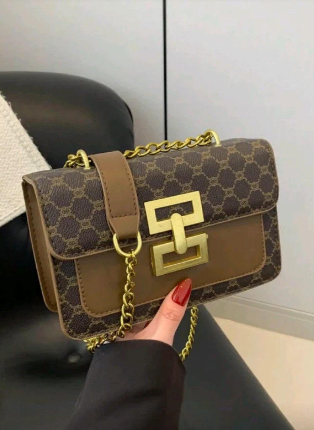 Vintage Floral Pattern Shoulder Chain Bag.