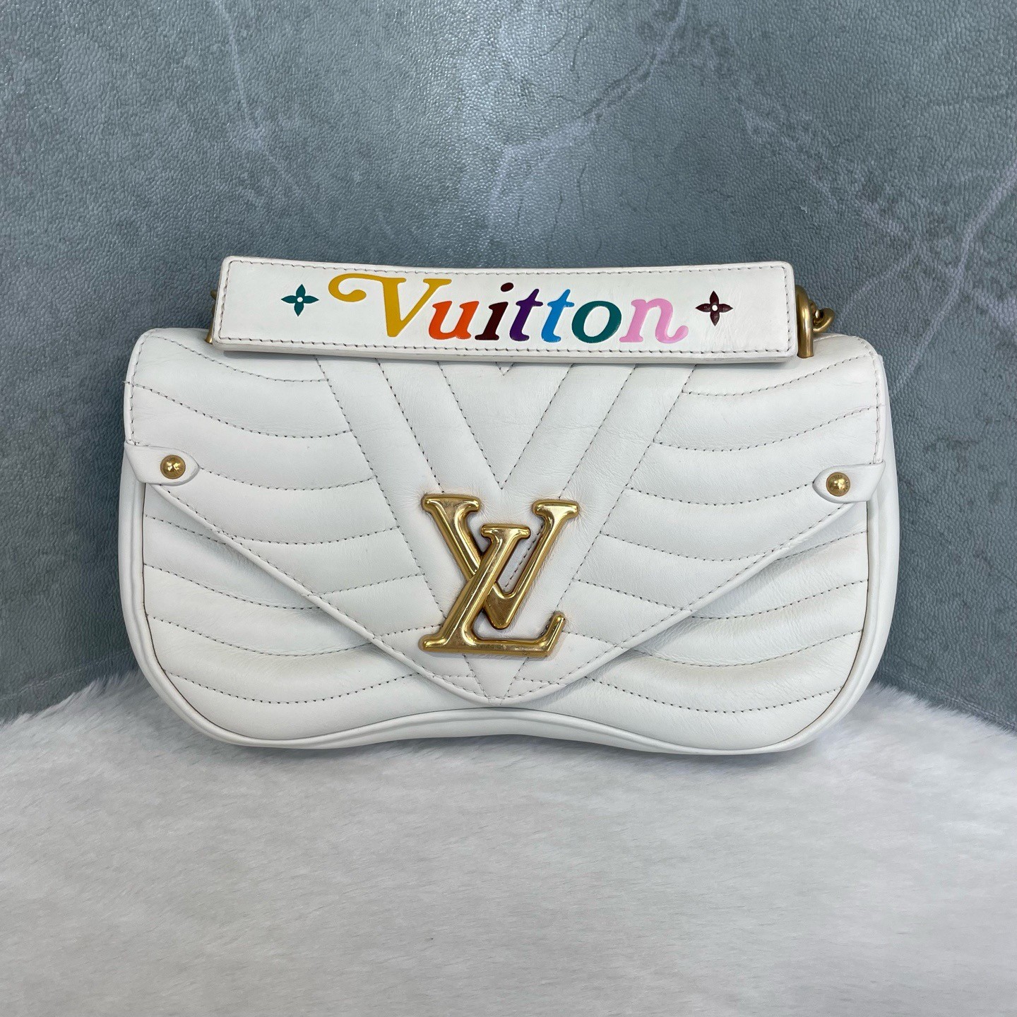 AUTH Louis Vuitton New Wave Chain Crossbody Bag White V-Quilted Leather Gold HW