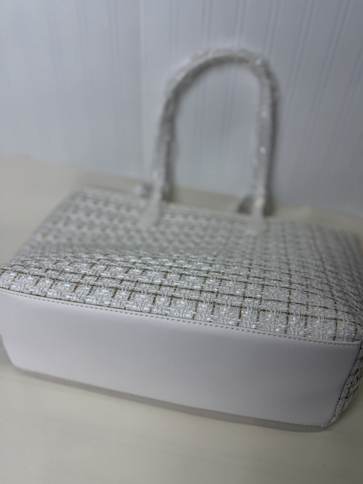 Badgley Mischka New York Women’s Large Polyester Tote Bag White w/ Gold Threads