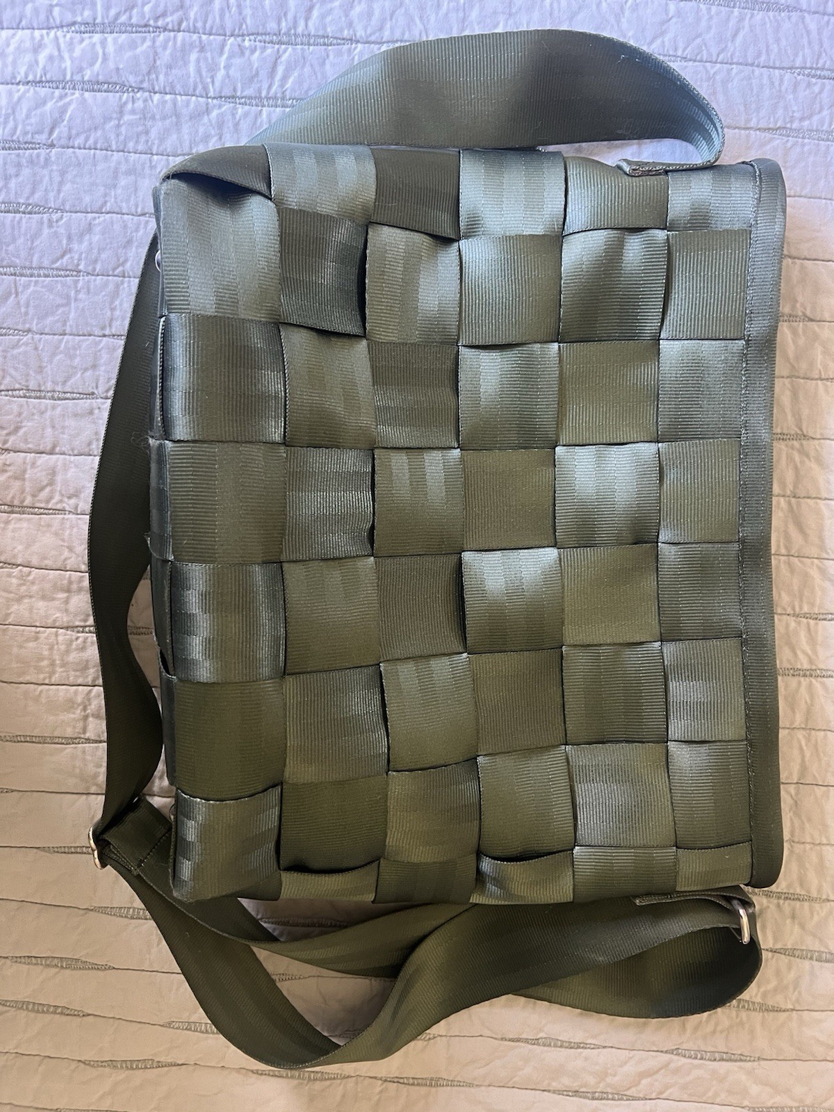 Harvey’s Seatbelt Bag Olive Green Messenger Bag