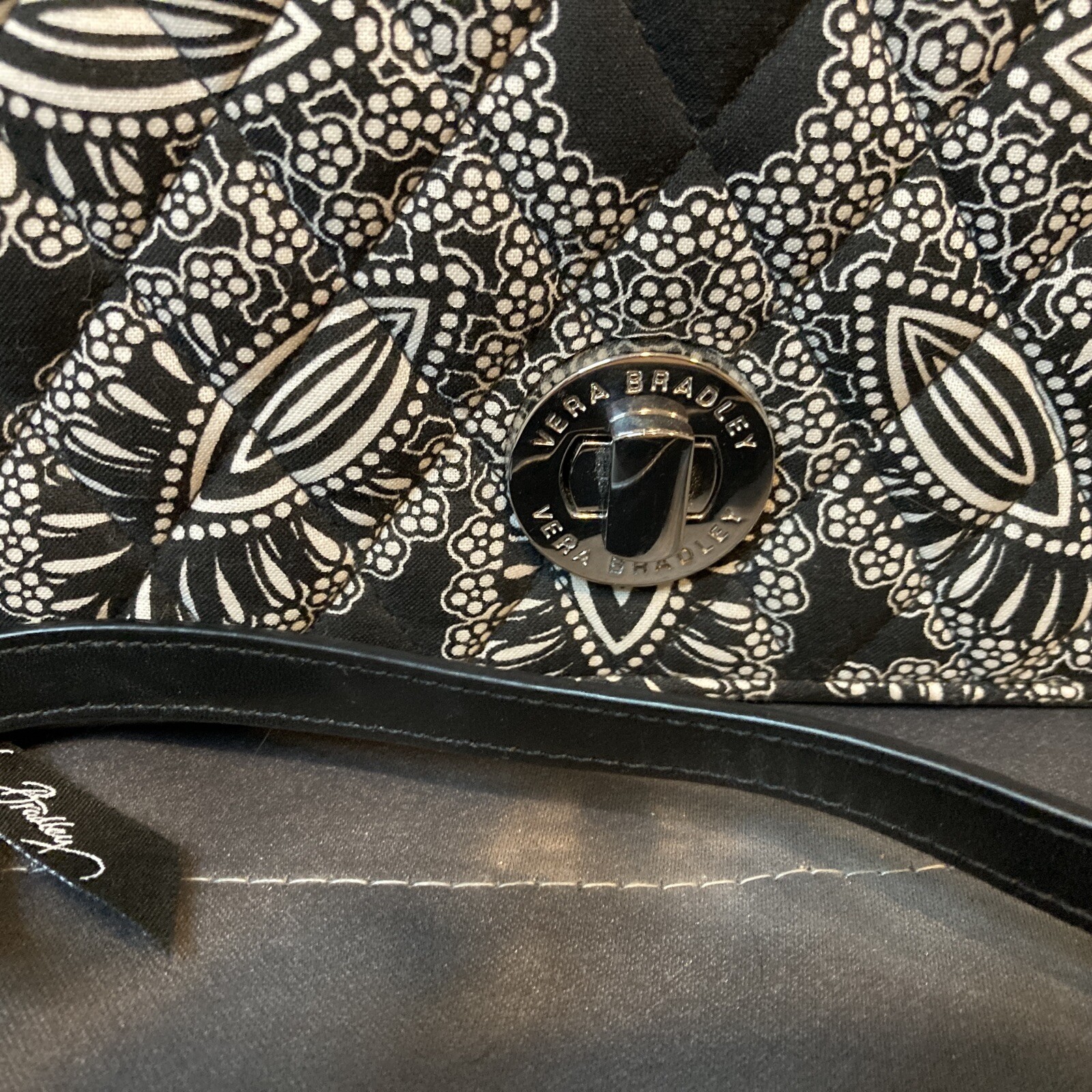 VERA BRADLEY  Turnlock Crossbody Bag Purse Blanco Bouquet Adjustable Strap EUC
