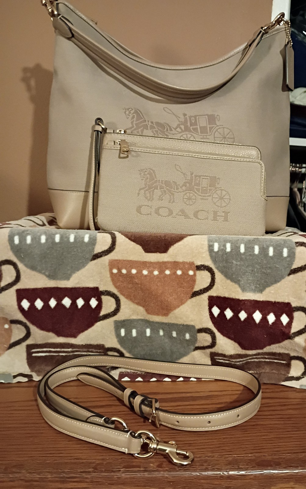 Coach Large Laurel Horse And Carriage Design With Matching Double Zip Wristlet